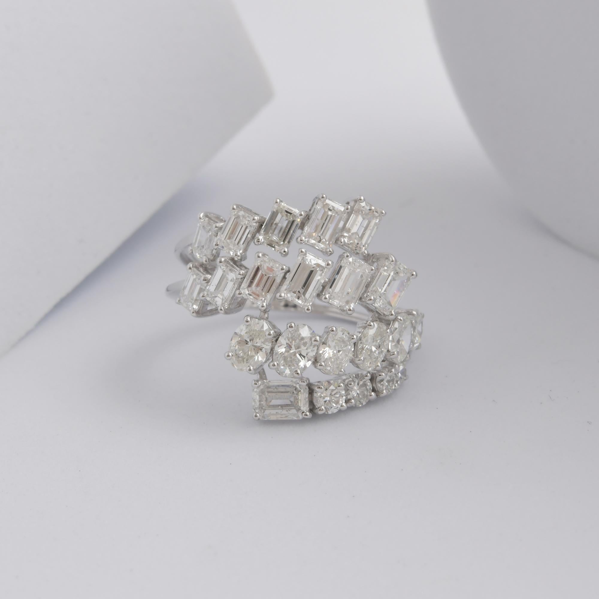 En venta: Anillo de oro blanco de 3,32 quilates con racimo de diamantes multiforma y bypass ancho de varias filas  8
