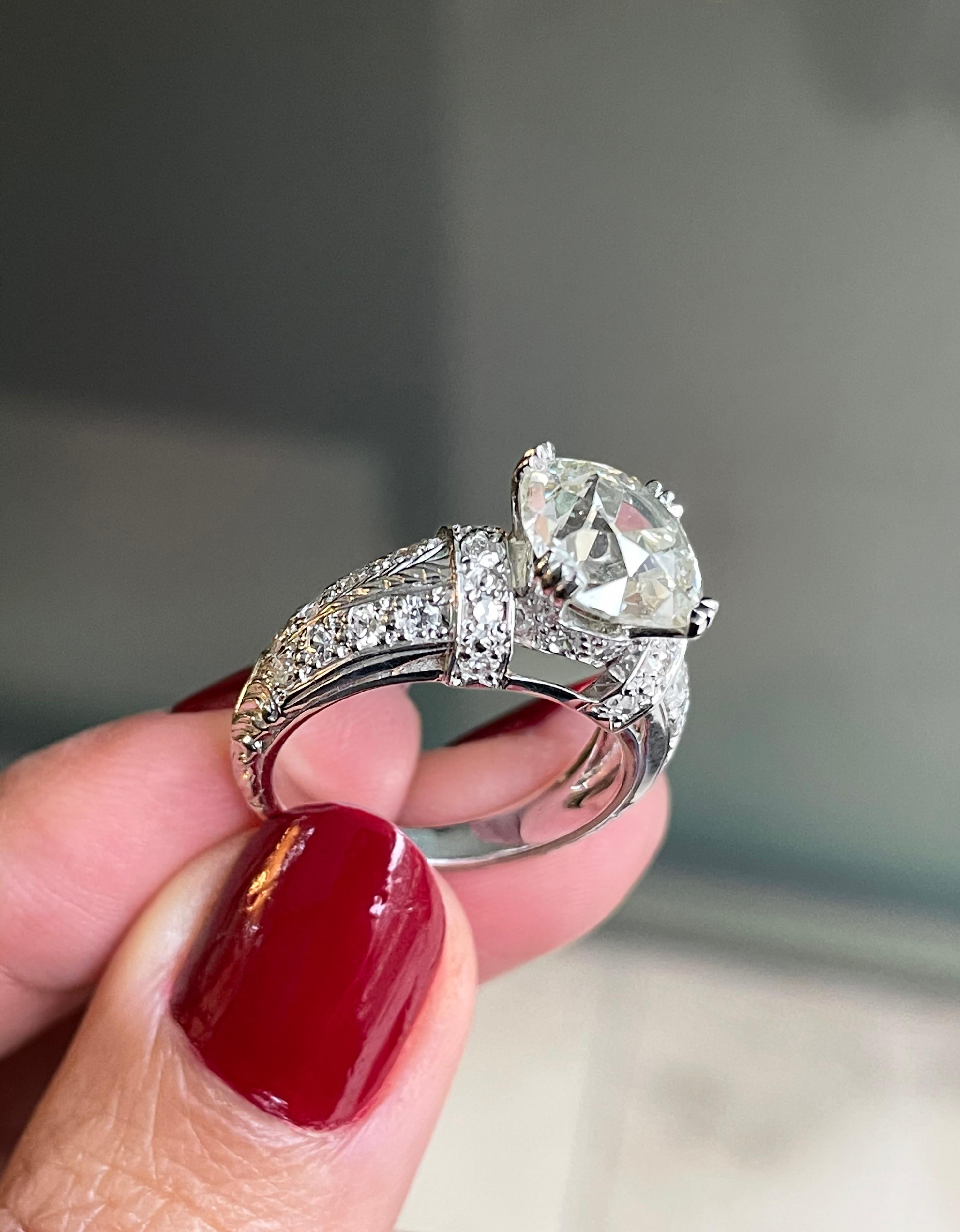 Bague de fiançailles en or 18 carats avec diamant taille coussin de 3,32 carats de style victorien ancien Pour femmes en vente