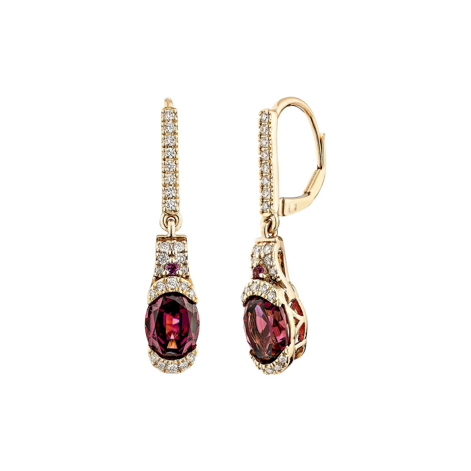 Taille ovale Sunita Nahata, boucles d'oreilles pendantes en rhodolite de 3,32 carats en 18 carats avec diamant blanc en vente