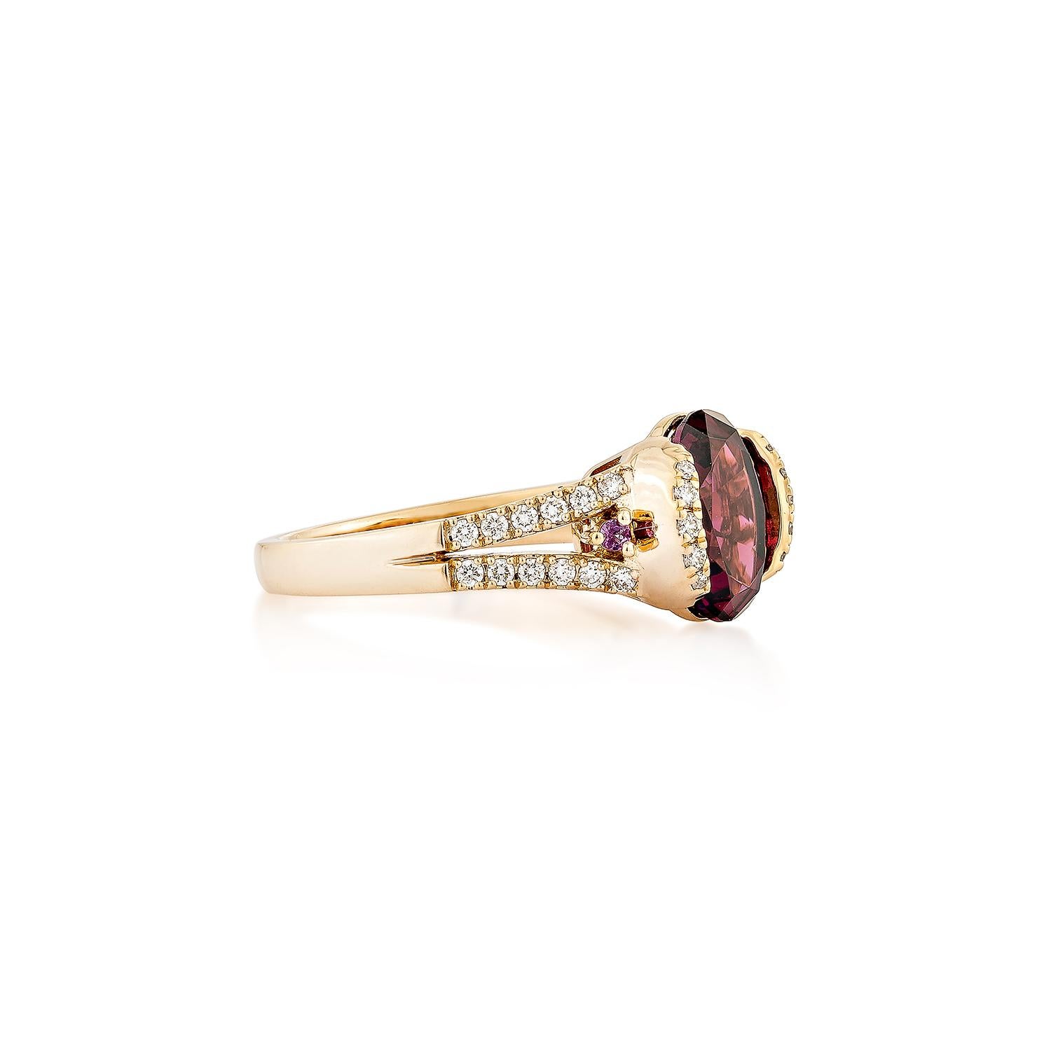 Sunita Nahata presents an elegant Rhodolite fancy ring in an Oval shape, set with sparkling white diamonds. This exquisite piece exudes grace and elegance, making it perfect for both daily wear and special occasions. Crafted from 18-karat rose gold,