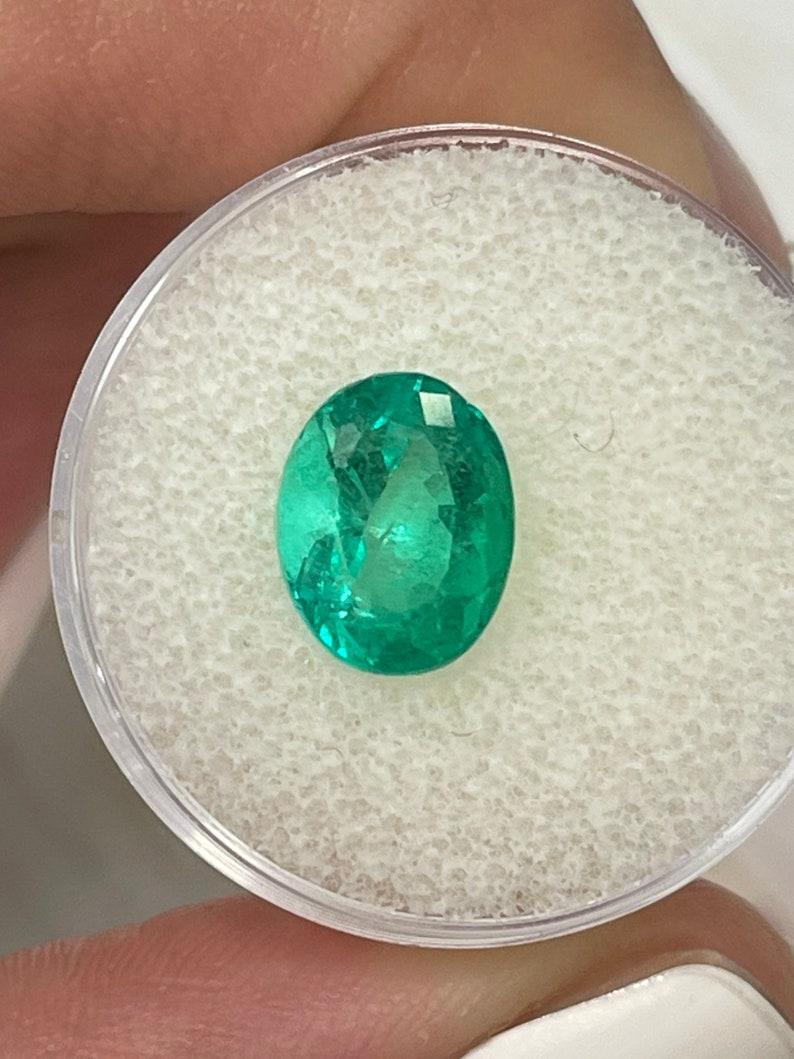 A. Stone: Smeraldo
Peso: 3,32 carati
Forma: Taglio ovale
Chiarezza: Trasparente
Lucentezza: Eccellente-Molto buona
Colore: Verde medio intenso
Misure: 10,48 mm x 8,21 mm x 6,65 mm
Origine geografica: Colombia
Trattamento: Naturale,