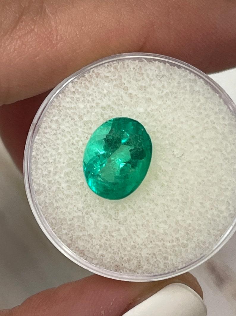 Moderno 3,32 Carati di Smeraldo Colombiano Verde Vivace Taglio Ovale - Gemma di Maggio in vendita