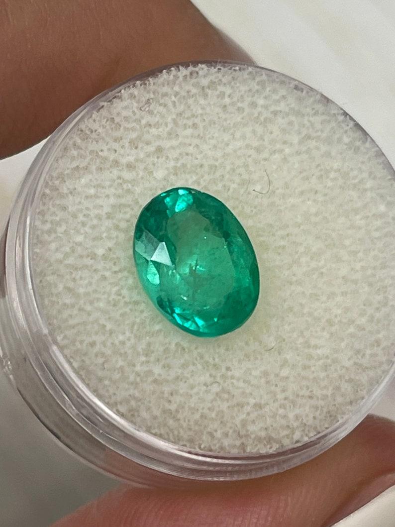 Taglio ovale 3,32 Carati di Smeraldo Colombiano Verde Vivace Taglio Ovale - Gemma di Maggio in vendita