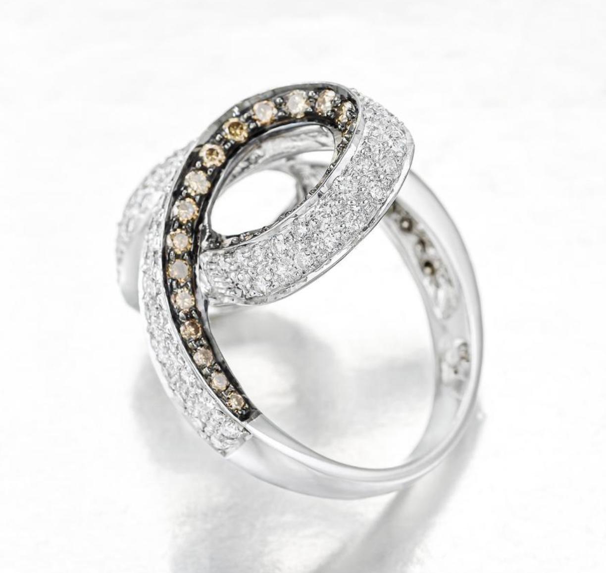 Contemporary 3.32 Carat White Round Brilliant and Light Brown Diamond Ring in 18 Karat Gold For Sale