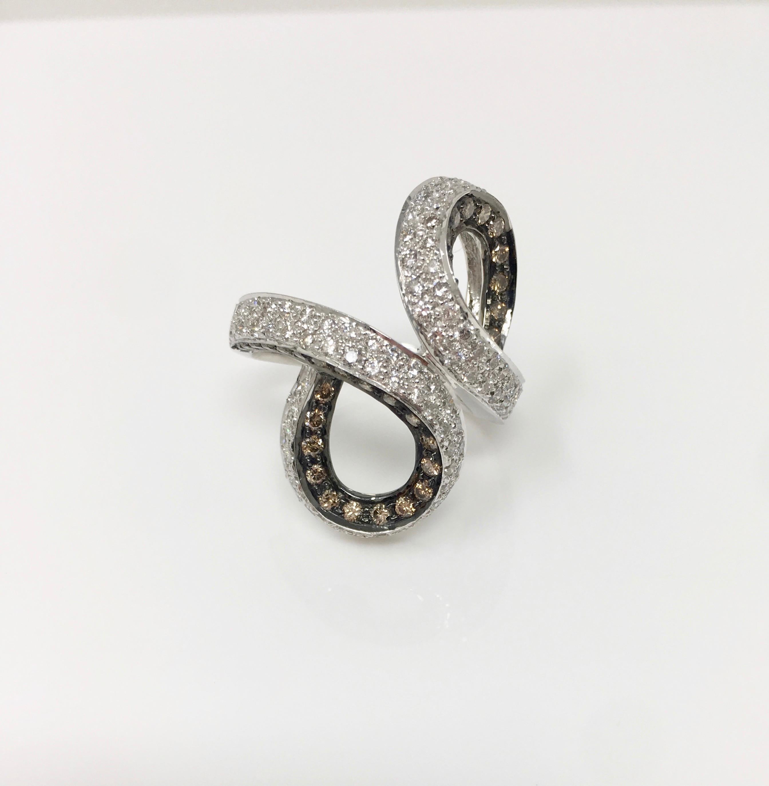 3.32 Carat White Round Brilliant and Light Brown Diamond Ring in 18 Karat Gold In New Condition For Sale In New York, NY
