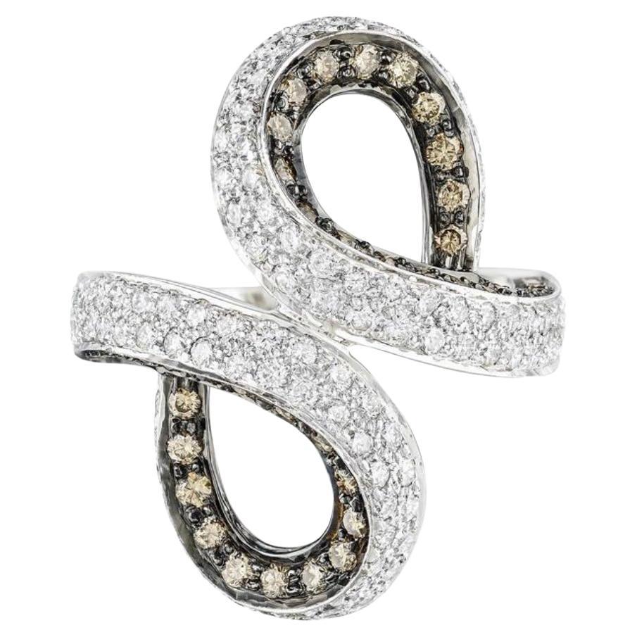 Anillo de diamantes redondos brillantes blancos y marrón claro de 3,32 quilates en oro de 18 quilates