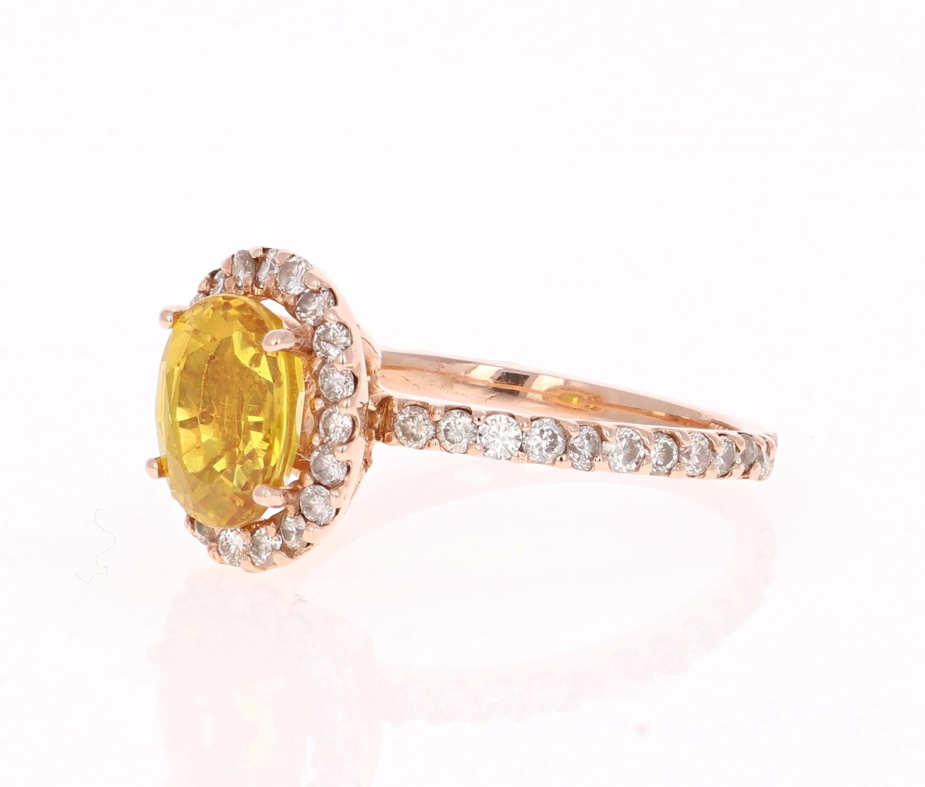Contemporain Bague de fiançailles en or rose avec halo de saphirs jaunes et diamants en vente