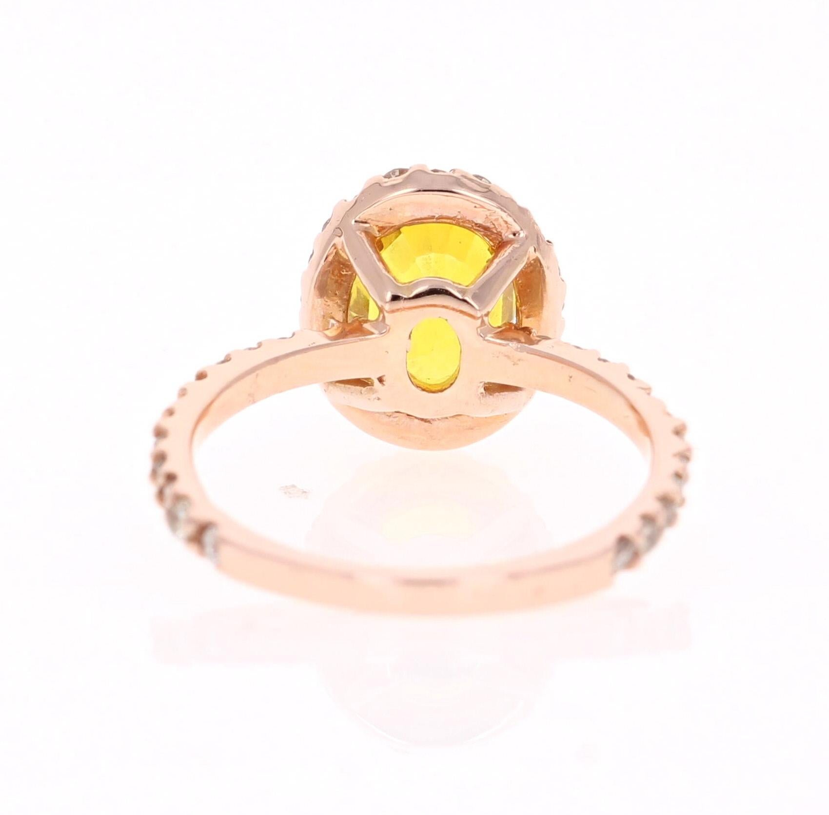 Taille ovale Bague de fiançailles en or rose avec halo de saphirs jaunes et diamants en vente