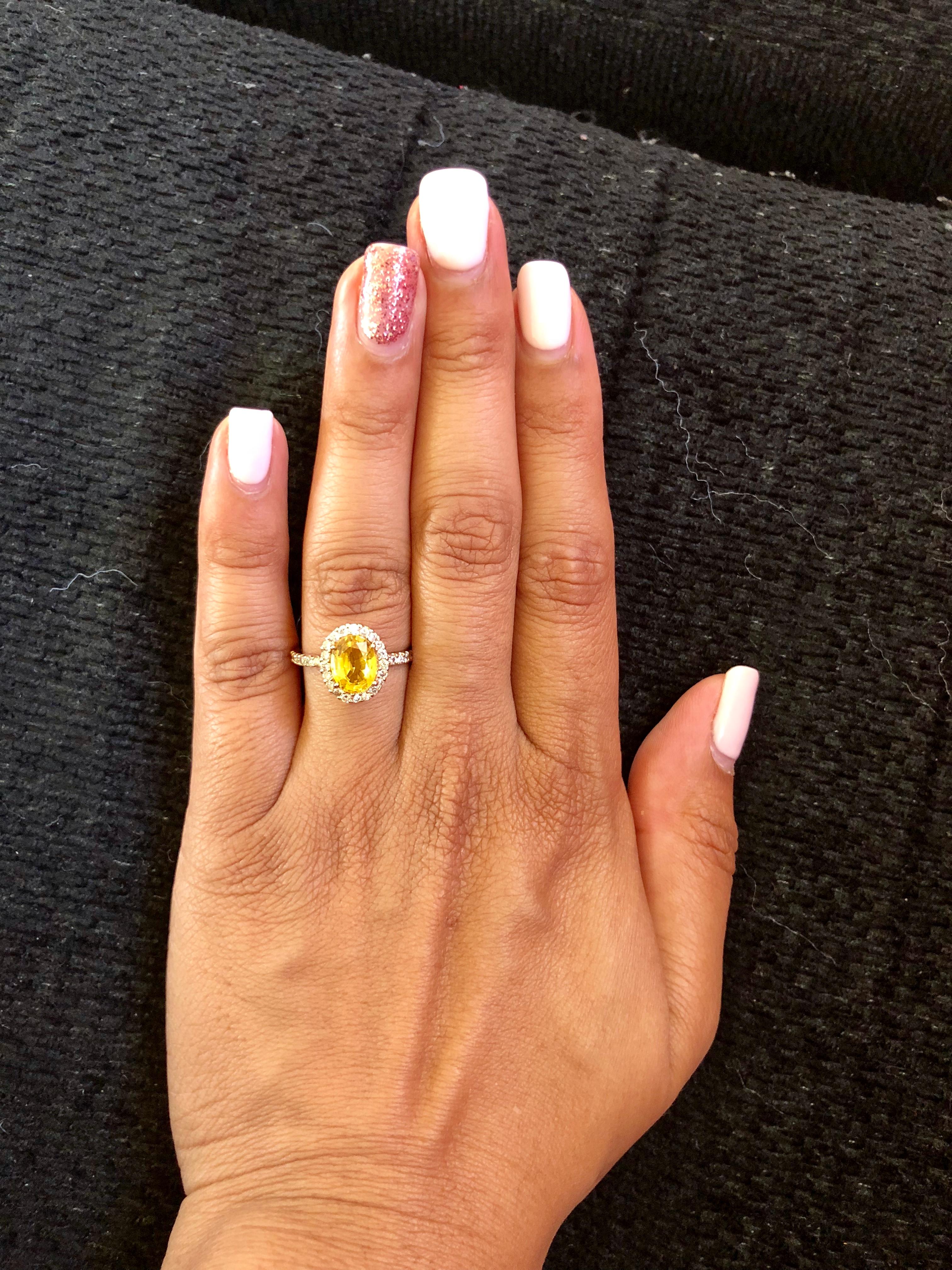 Bague de fiançailles en or rose avec halo de saphirs jaunes et diamants Pour femmes en vente