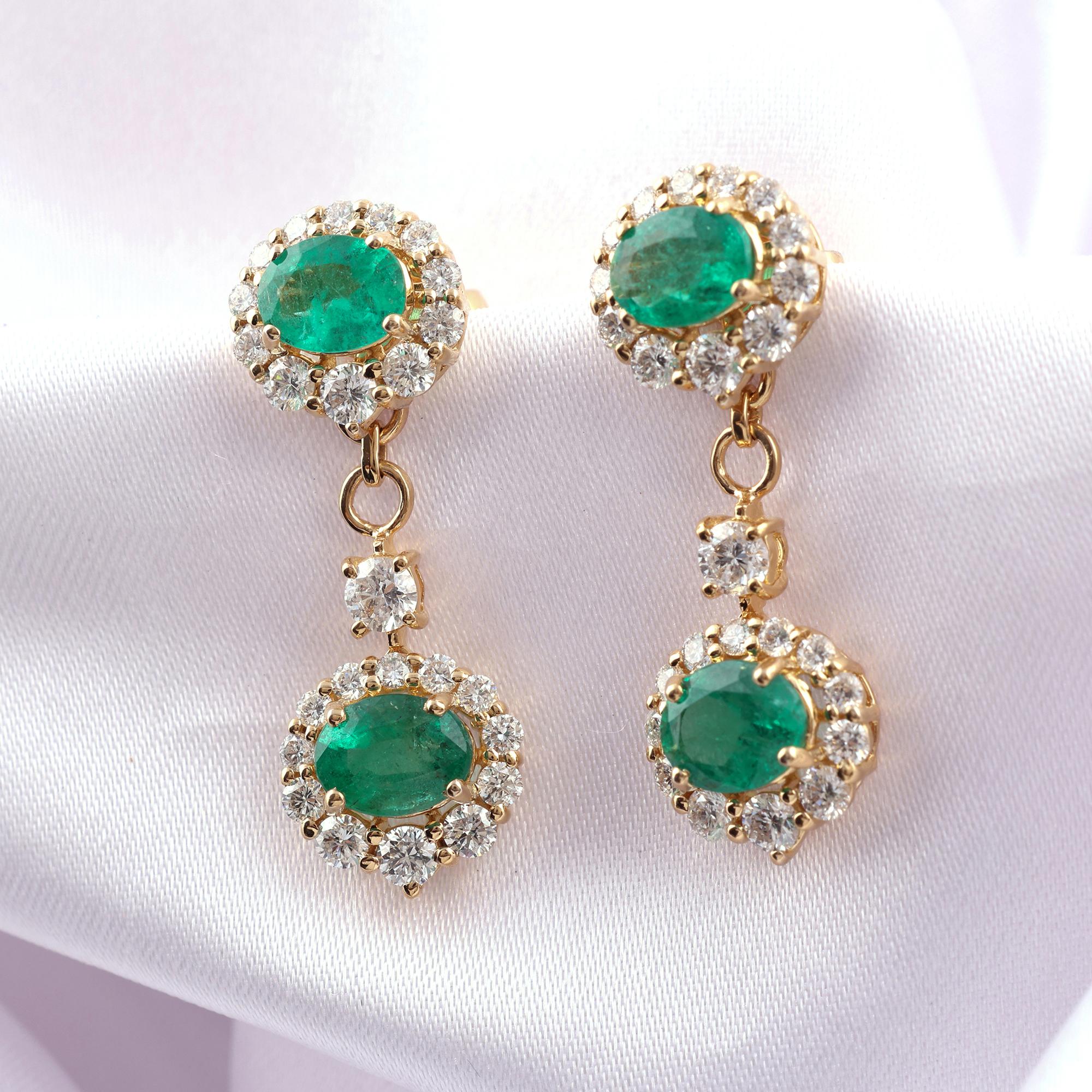 3,32 Karat sambischer Smaragd 1,95 Karat SI/H Diamant-Ohrringe 18 Karat Gelbgold im Angebot 1