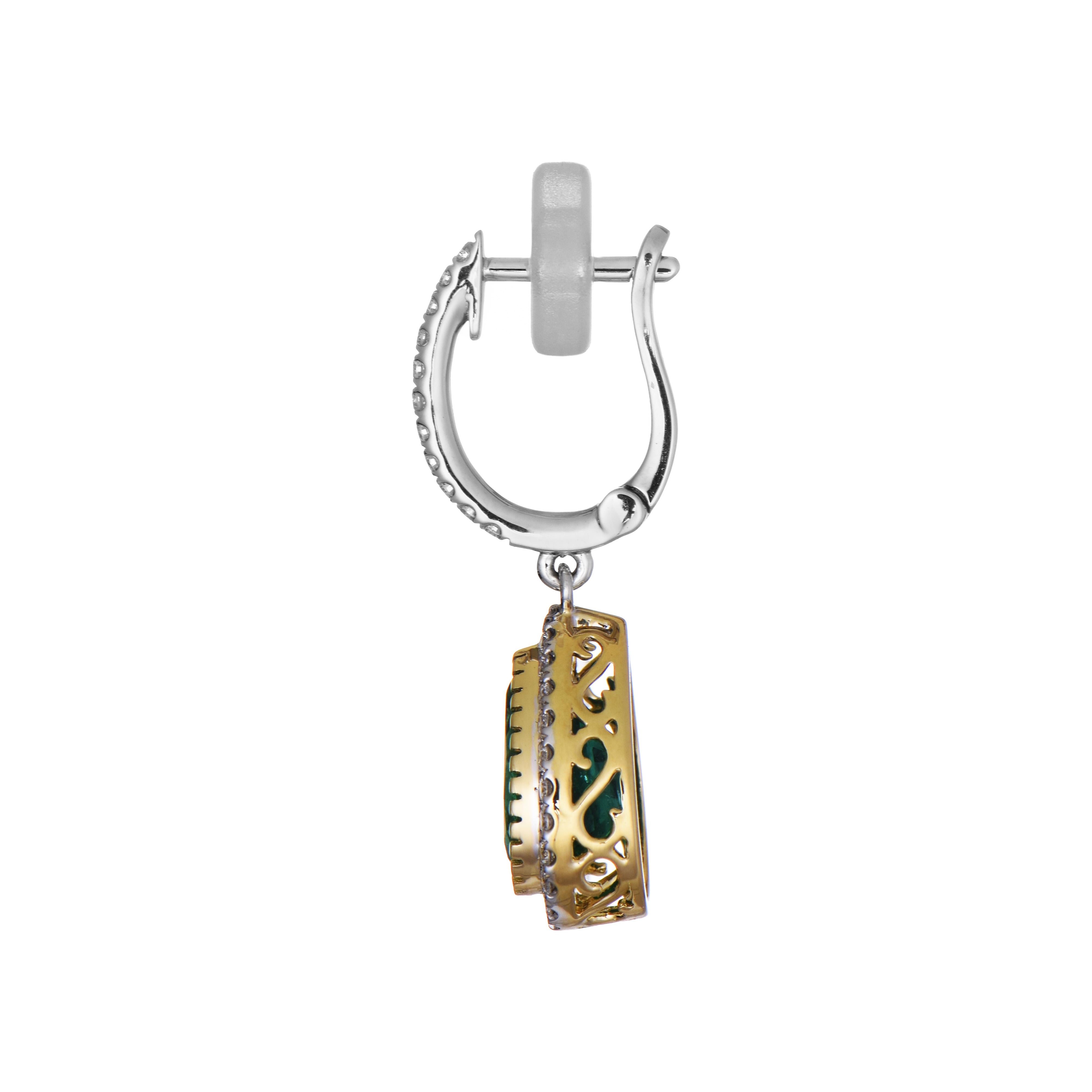 Questi eleganti orecchini a goccia sono caratterizzati da splendide gemme di smeraldo taglio pera incastonate nell'oro giallo, incorniciate da una serie di diamanti bianchi a forma di pera. Sono impreziositi da diamanti bianchi lungo la parte
