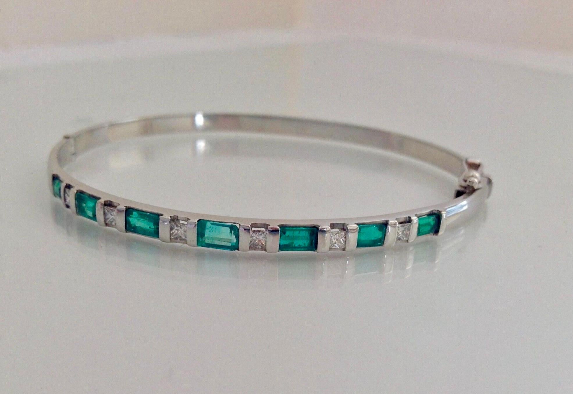 Bracelet 3.32 Emeraudes de Colombie et diamants Or blanc 18K
Composition : Or blanc massif 18K
Pierre principale : émeraude naturelle de Colombie
Forme ou taille : Émeraude
Poids total des émeraudes : 2,80 carats/ Vert moyen 
Deuxième pierre :