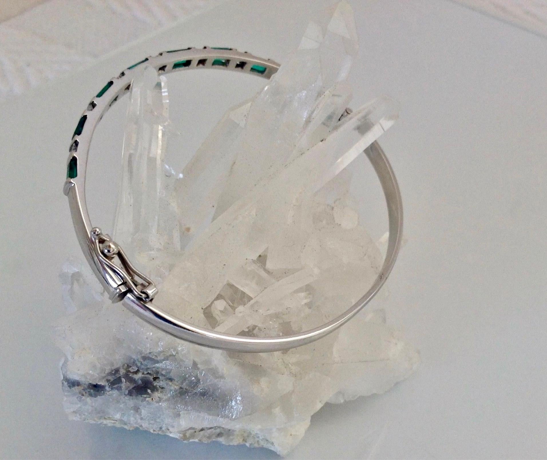 Bracelet jonc en or blanc 18 carats avec émeraudes de Colombie et diamants 3,32 en vente 3