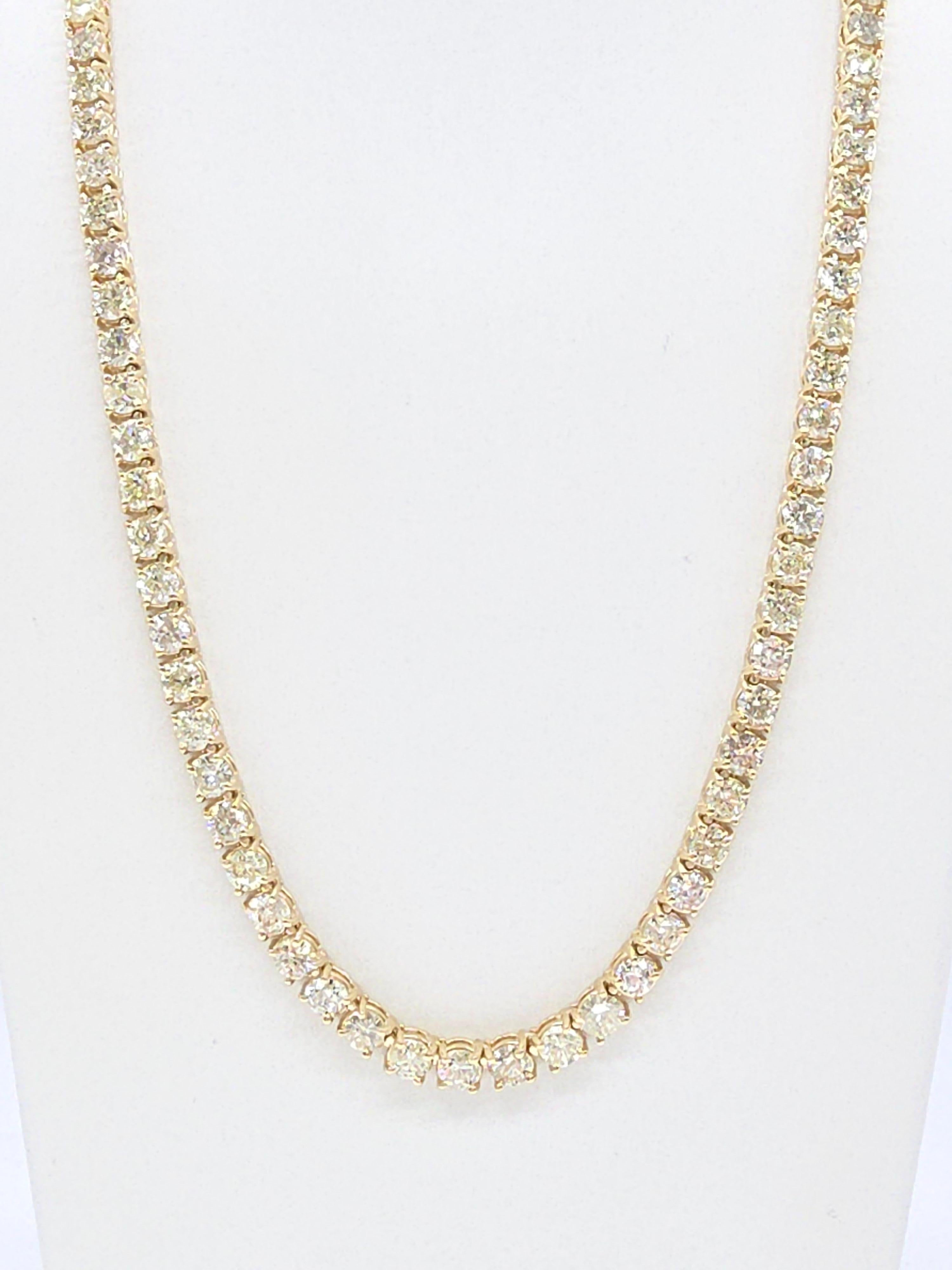 Una splendida collana tennis con diamante naturale da 33,20 carati realizzata in lussuoso oro giallo 14K. Questo pezzo classico è caratterizzato da diamanti bianchi rotondi con taglio a brillante, meticolosamente incastonati in un intramontabile