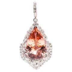 Pendentif en or blanc mettant en valeur une morganite poire de 33,23 carats et un diamant de 2,40 carats