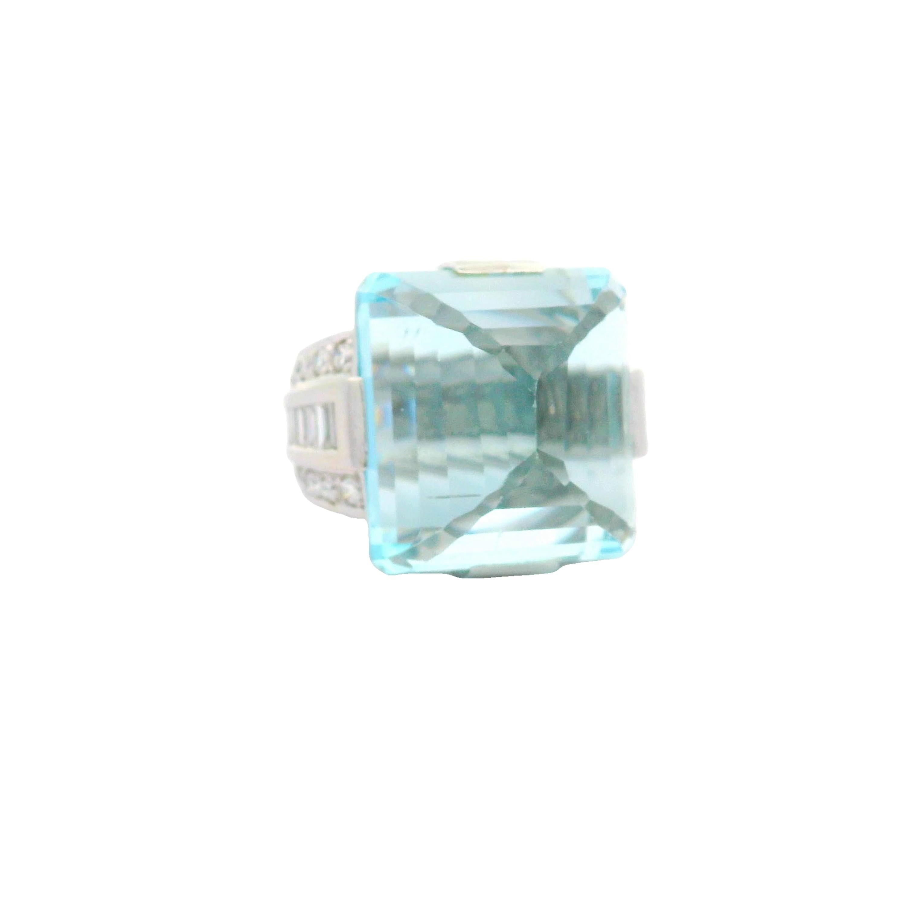 Ein auffälliger Aquamarin mit einem Gewicht von 33,24 Karat ist der Mittelpunkt dieses modernen Rings. Der Stein im Brillantschliff besticht durch seinen blauen Farbton, der sofort die Aufmerksamkeit auf sich zieht. Er ist umgekehrt gefasst und