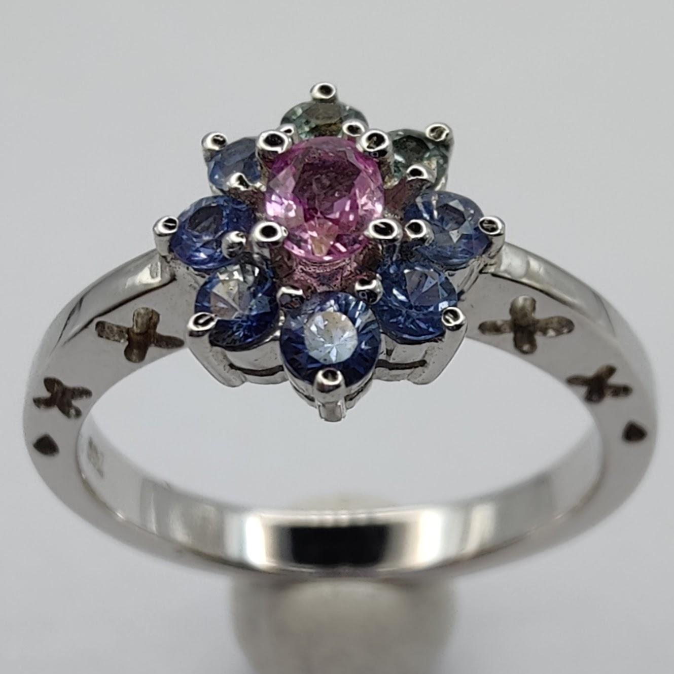 3,32ct Blauer, Rosa & Grüner Saphir Blumenring & Halskette in 18K Weißgold (Zeitgenössisch) im Angebot