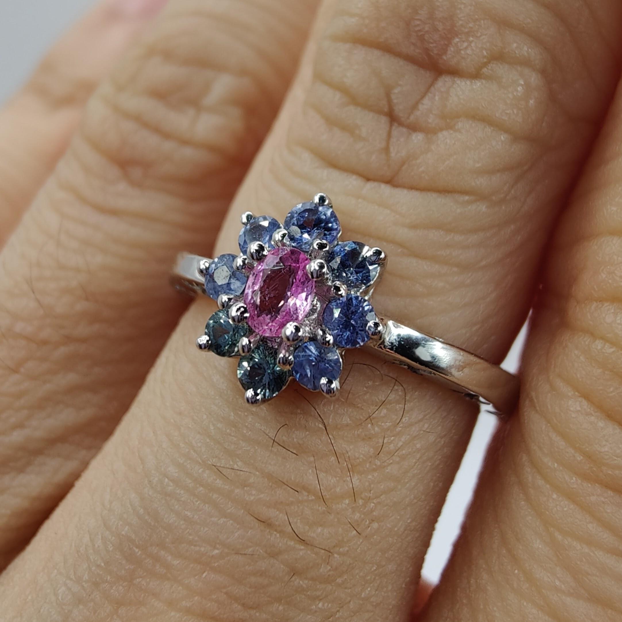 3,32ct Blauer, Rosa & Grüner Saphir Blumenring & Halskette in 18K Weißgold im Angebot 1