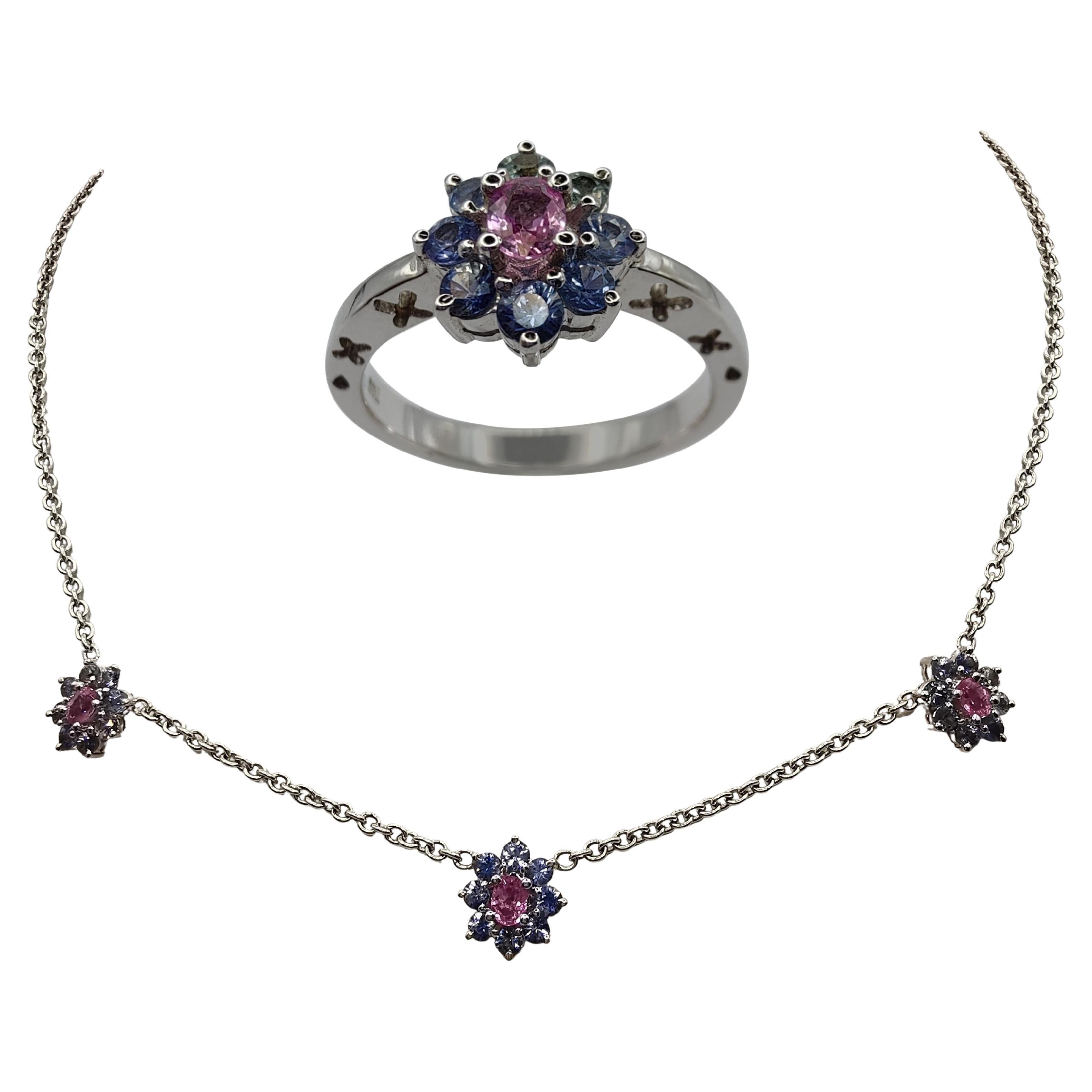 3,32ct Blauer, Rosa & Grüner Saphir Blumenring & Halskette in 18K Weißgold im Angebot