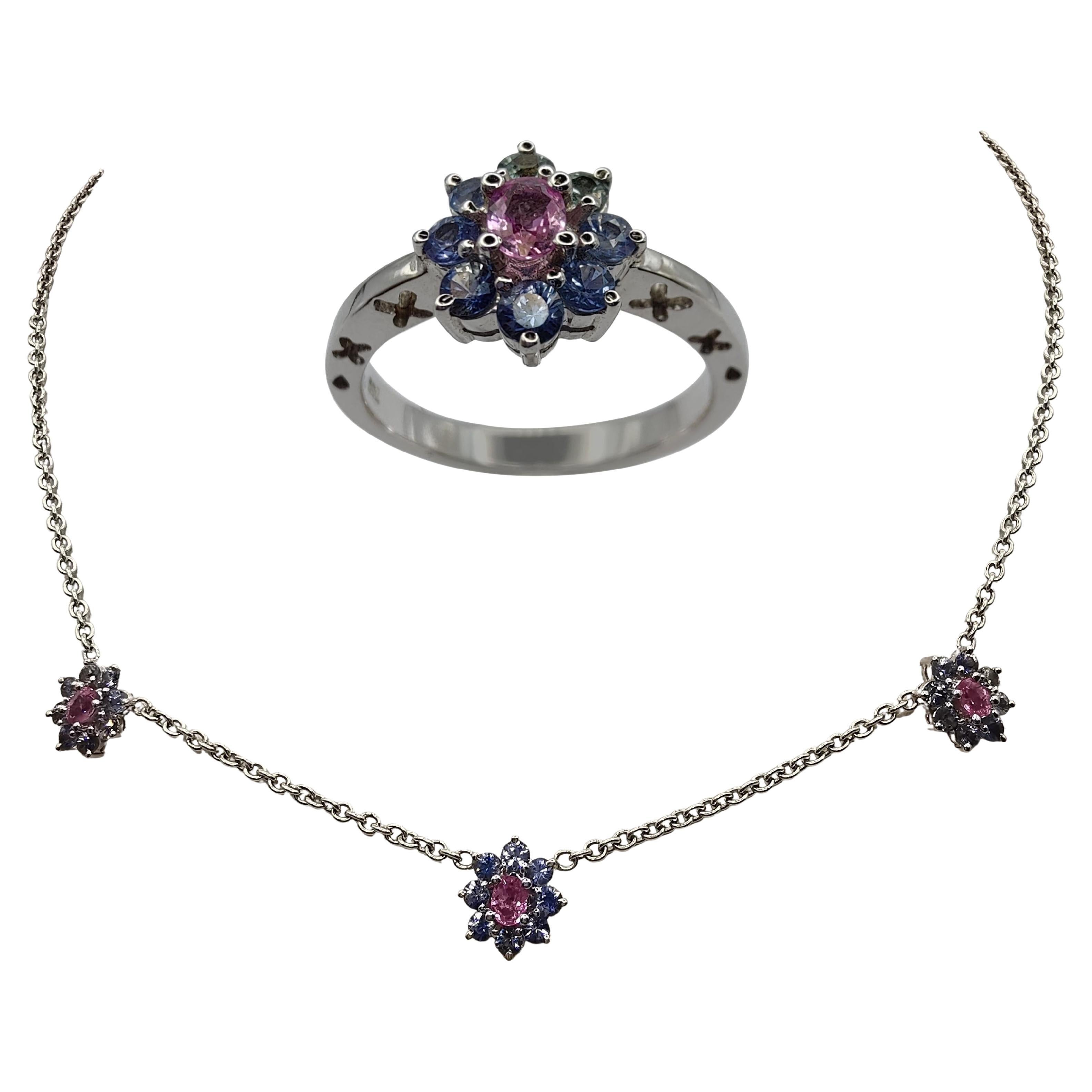 3,32ct Blauer, Rosa & Grüner Saphir Blumenring & Halskette in 18K Weißgold