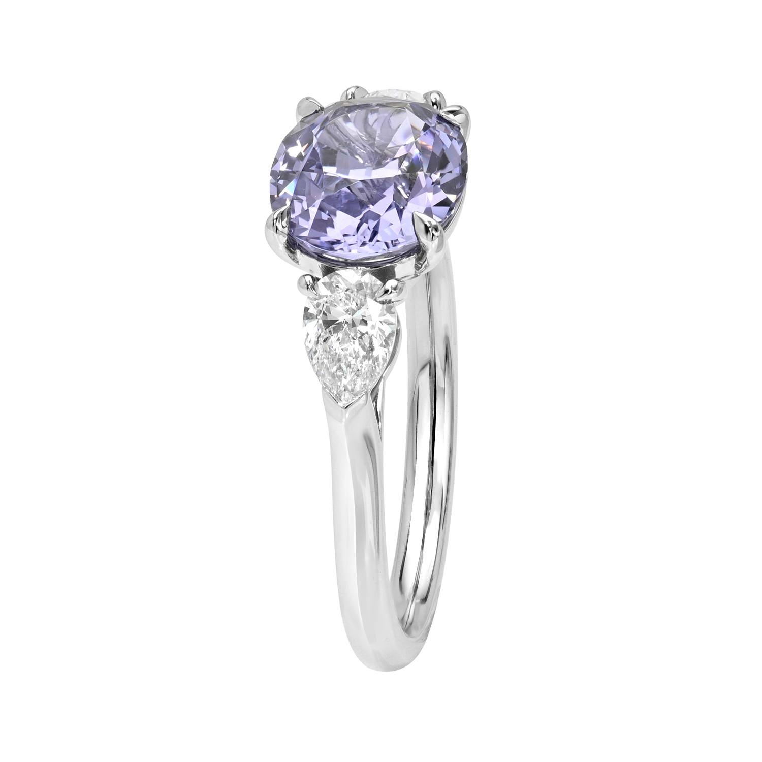 Moderne 3(32) Saphir ovale violet bleuâtre et diamant Bague trois pierres en platine - GIA en vente