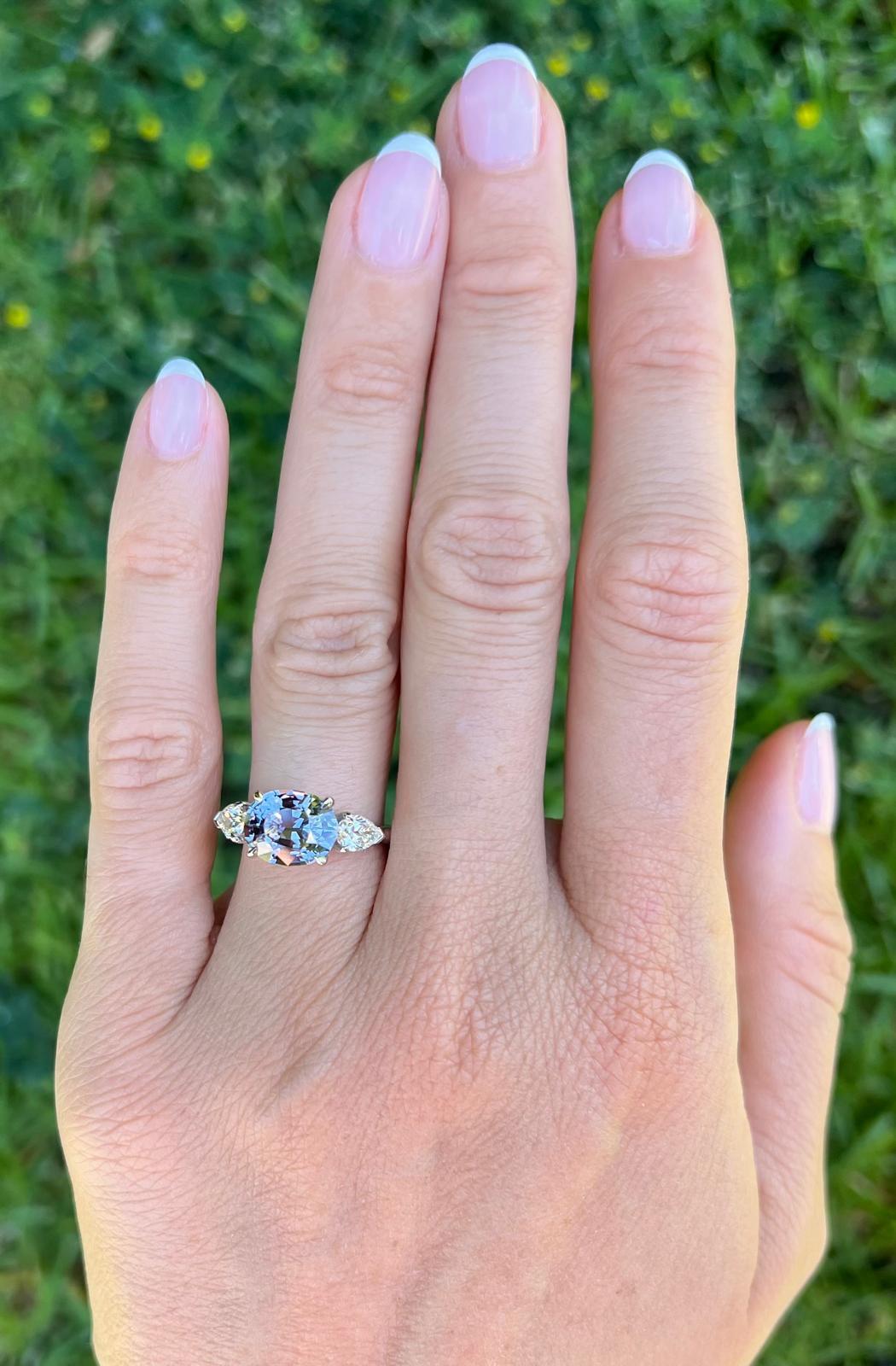 3(32) Saphir ovale violet bleuâtre et diamant Bague trois pierres en platine - GIA Pour femmes en vente