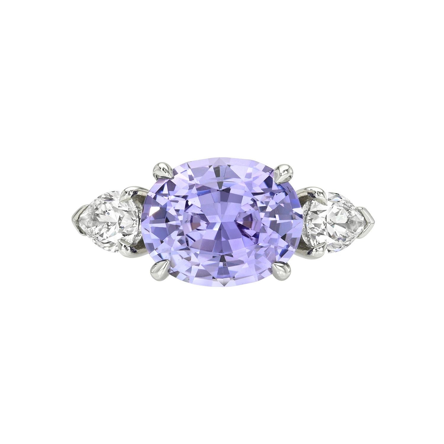 3(32) Saphir ovale violet bleuâtre et diamant Bague trois pierres en platine - GIA en vente 1
