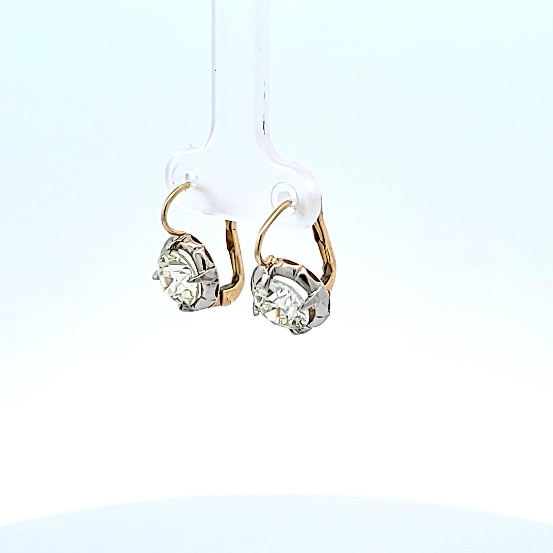 Titolo:
Questi squisiti orecchini vintage con chiusura a leva presentano una rara coppia di diamanti Old European Cut per un totale di 3,32 carati, con toni caldi di colore O e purezza SI2 e VS1. Ogni diamante è incastonato in un castone d'argento