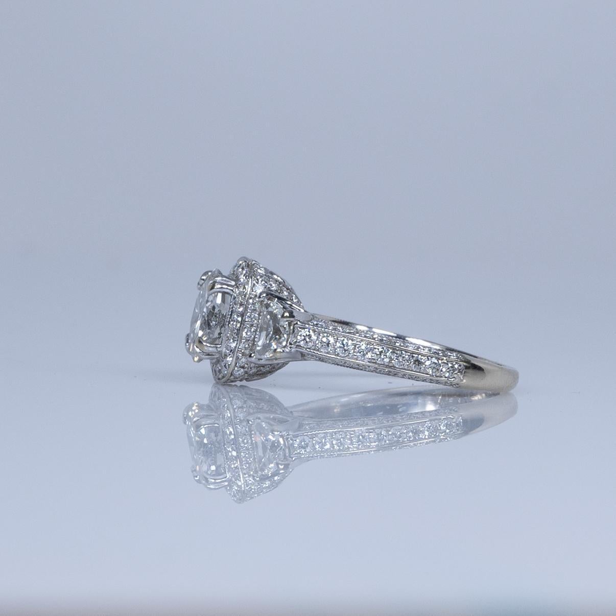 Der moderne 1,31-karätige Diamant-Verlobungsring aus 18 Karat Weißgold ist eine schillernde Verkörperung zeitgenössischer Eleganz. Der zentrale Diamant mit seinen beeindruckenden 1,31 ct wird durch zwei halbmondförmige Diamanten mit einem