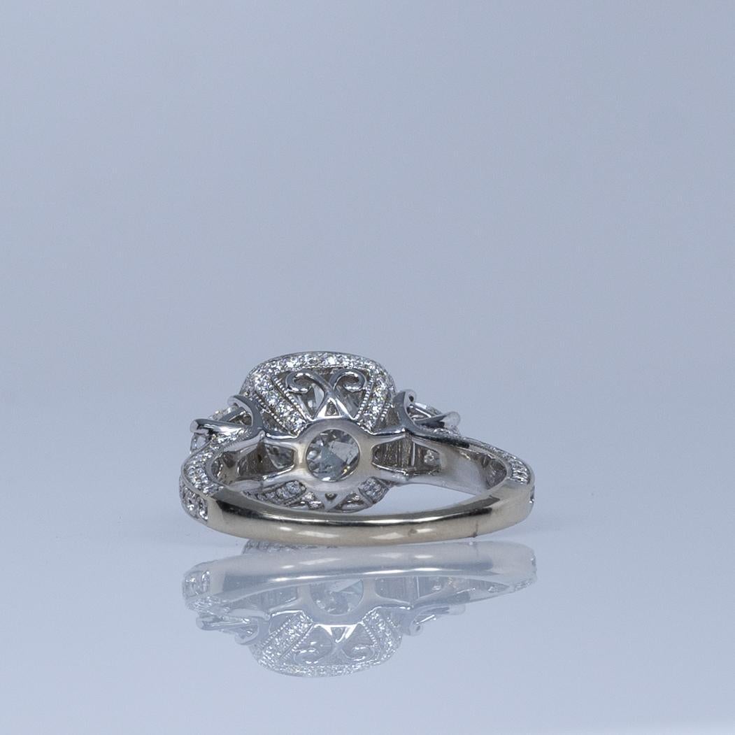Verlobungsring aus 18 Karat Weißgold mit 3,32 Karat natürlichem Diamant-Halo und 3 Steinen (Moderne)