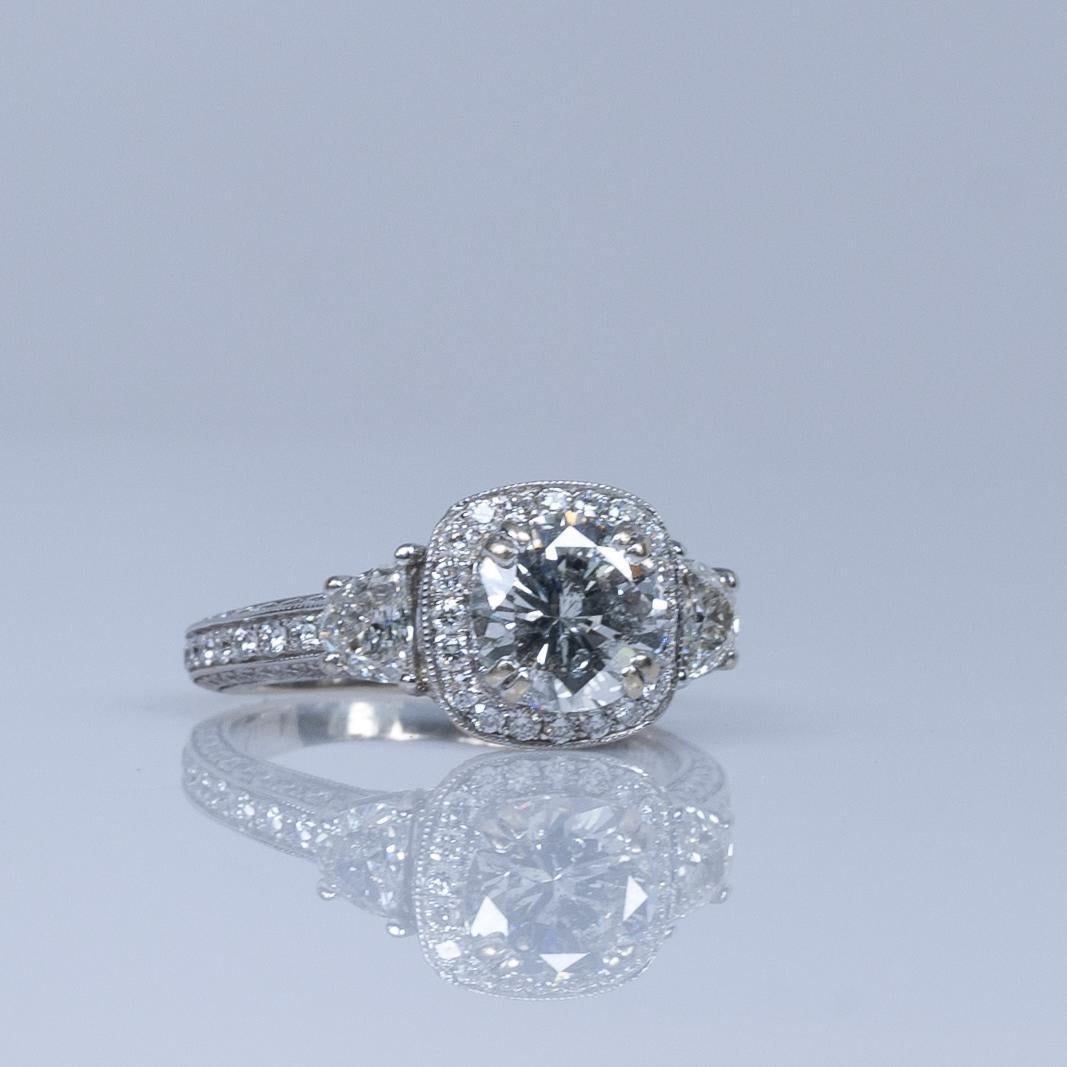 Verlobungsring aus 18 Karat Weißgold mit 3,32 Karat natürlichem Diamant-Halo und 3 Steinen (Rundschliff)