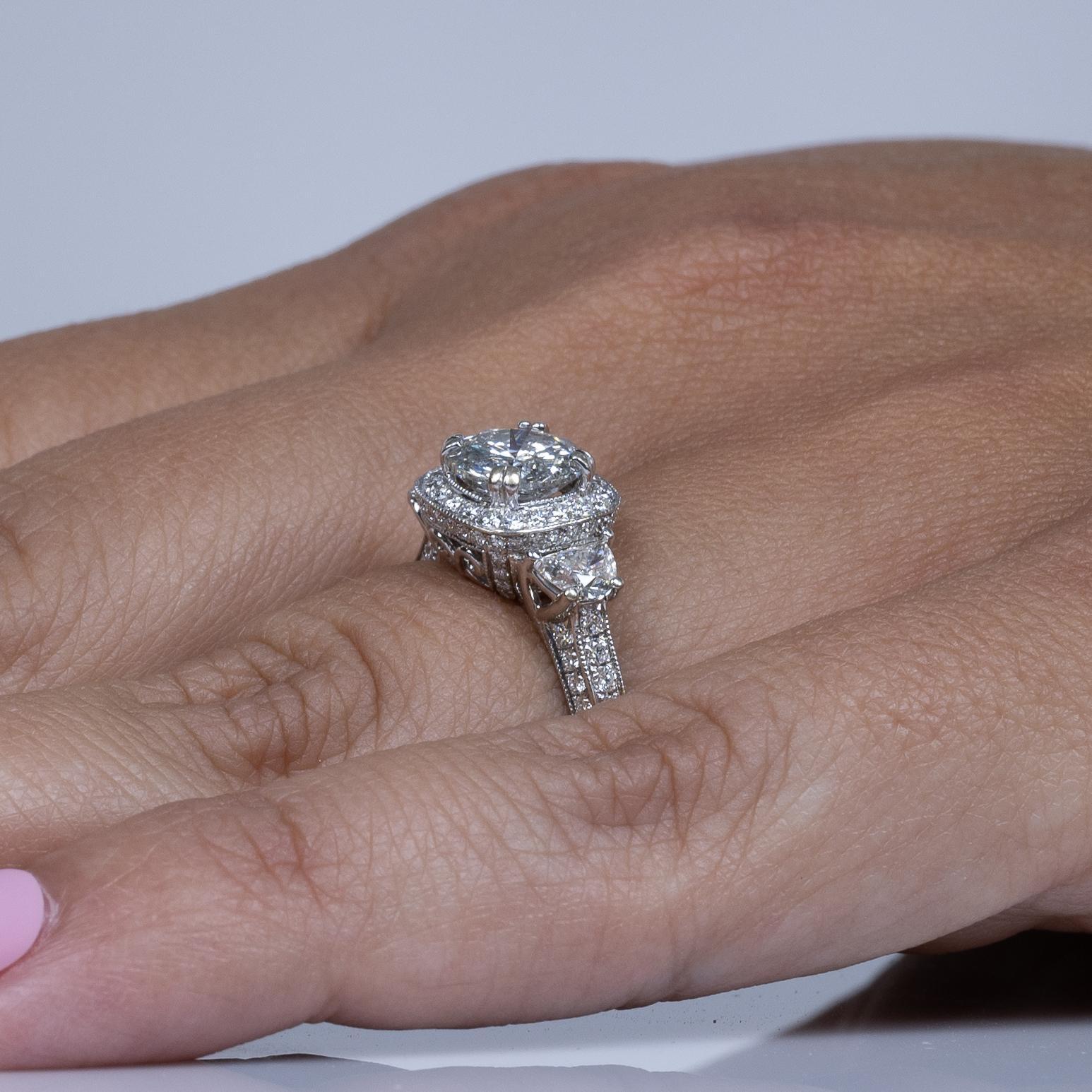 Verlobungsring aus 18 Karat Weißgold mit 3,32 Karat natürlichem Diamant-Halo und 3 Steinen im Zustand „Gut“ in Addison, TX