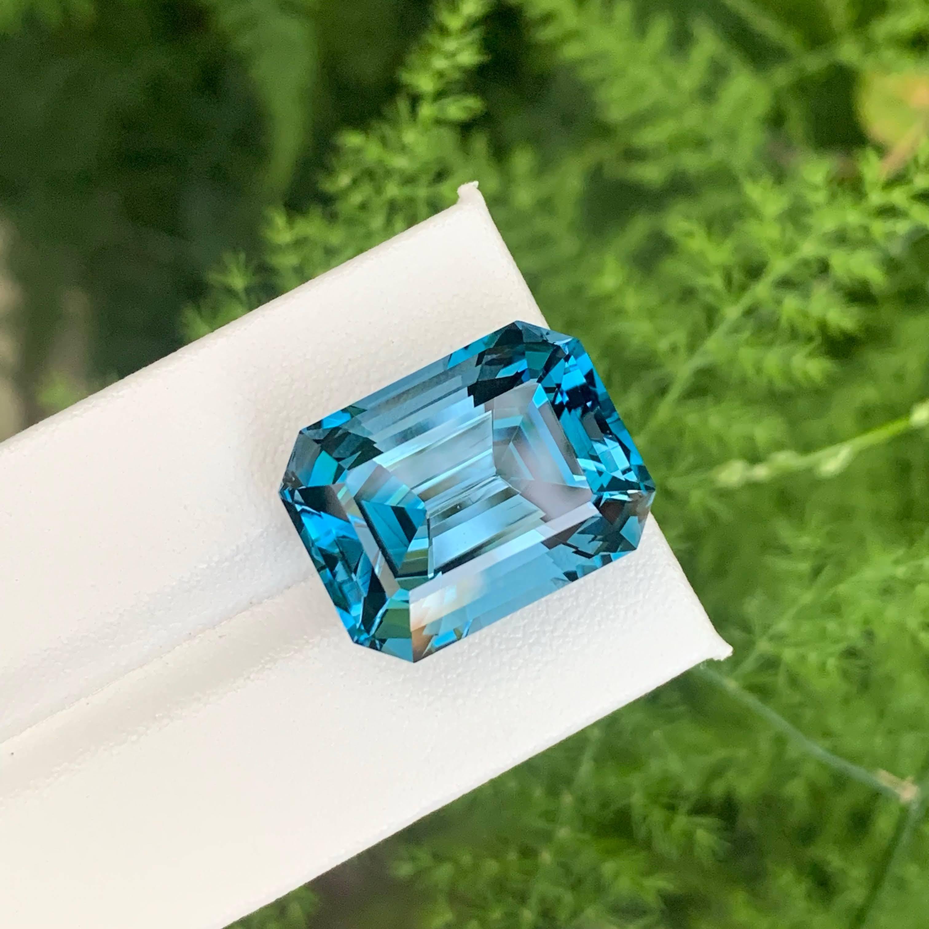 Moderno 33.3 Carati Nature sciolti Topazio Blu di Londra Pietra africana taglio smeraldo in vendita