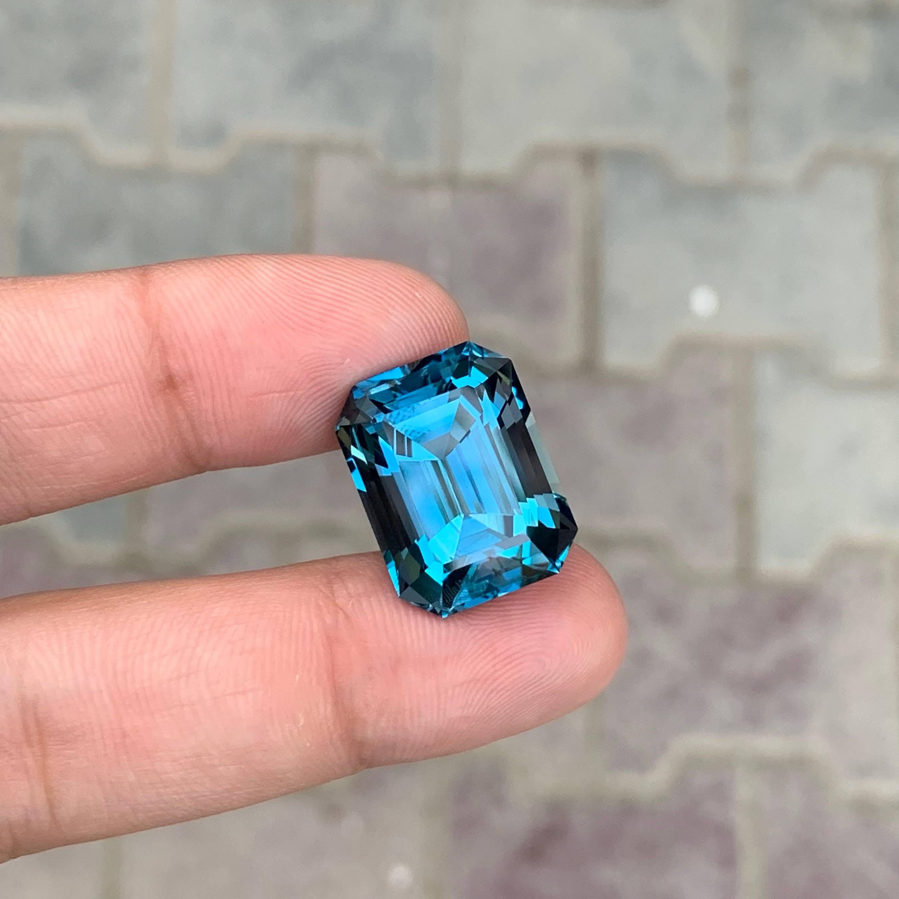 Taglio smeraldo 33.3 Carati Nature sciolti Topazio Blu di Londra Pietra africana taglio smeraldo in vendita