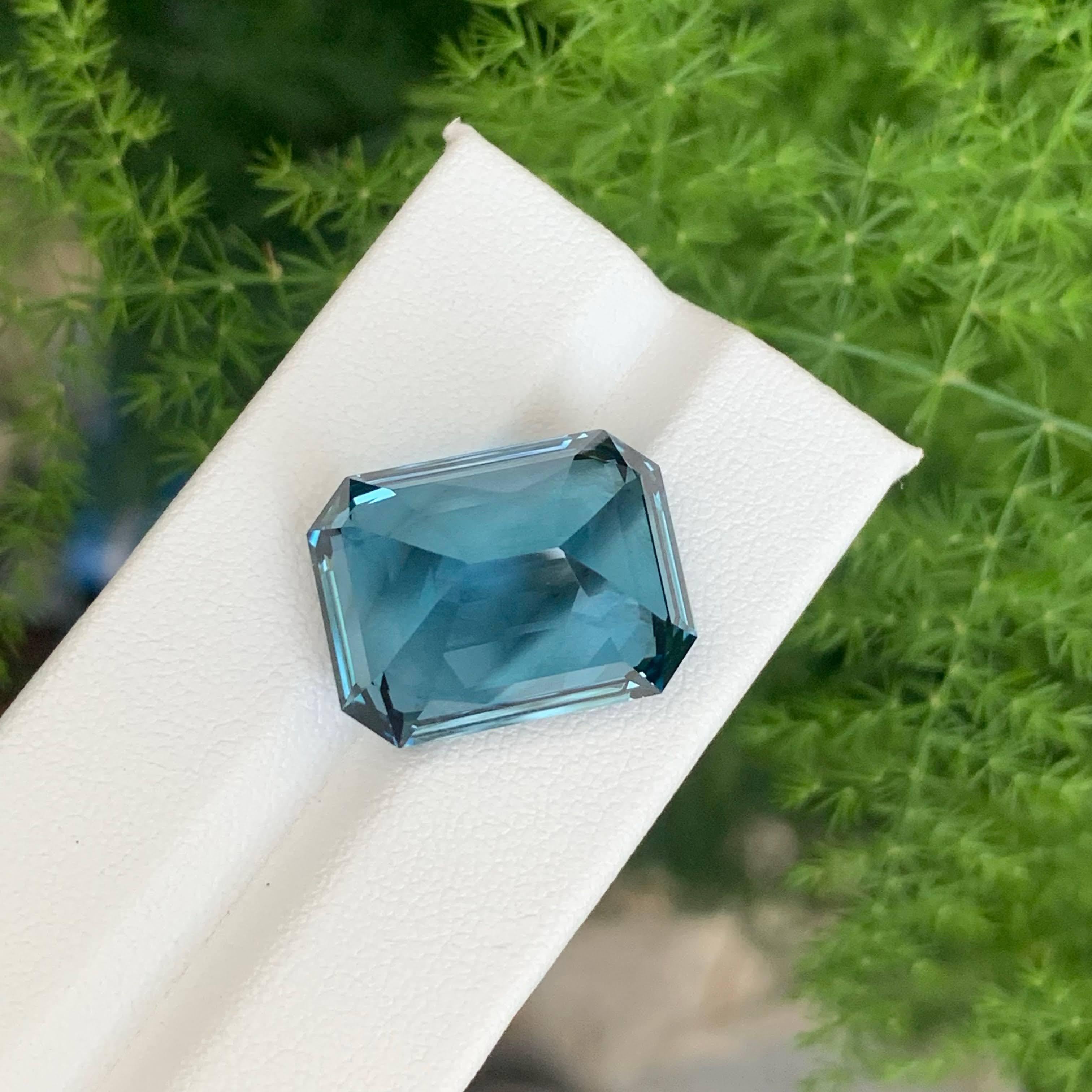 33.3 Carati Nature sciolti Topazio Blu di Londra Pietra africana taglio smeraldo in vendita 2