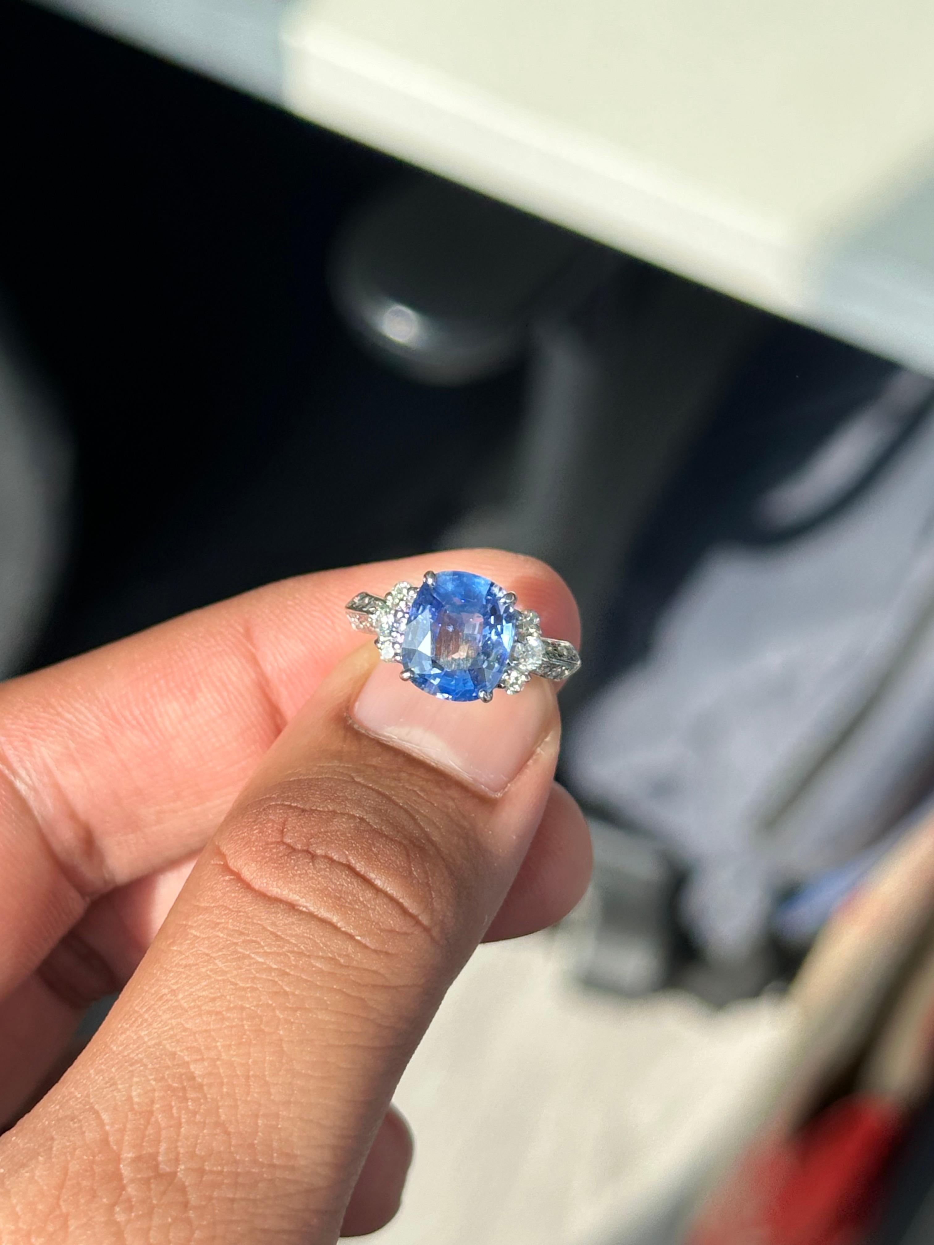 Dieser kühne, elegante und einzigartige Cocktailring ist mit einem 3,33 Karat schweren natürlichen blauen Saphir aus Sri Lanka besetzt, der für seinen lebhaften, ozeanischen Farbton und seine außergewöhnliche Klarheit bekannt ist. Das Mittelstück