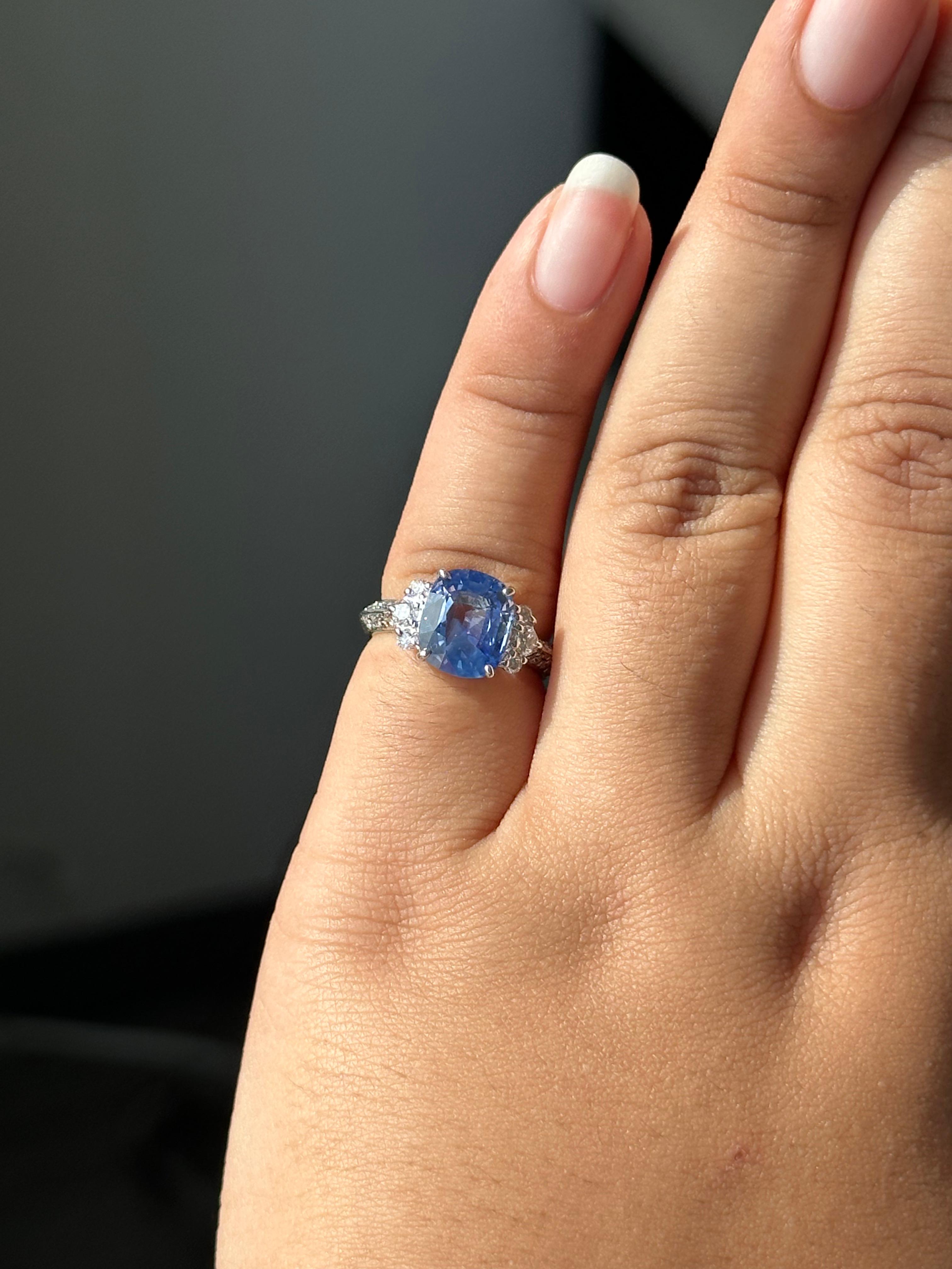 3,33 Karat Sri Lankischer Blauer Saphir Diamant Cocktail Ring (Kissenschliff) im Angebot