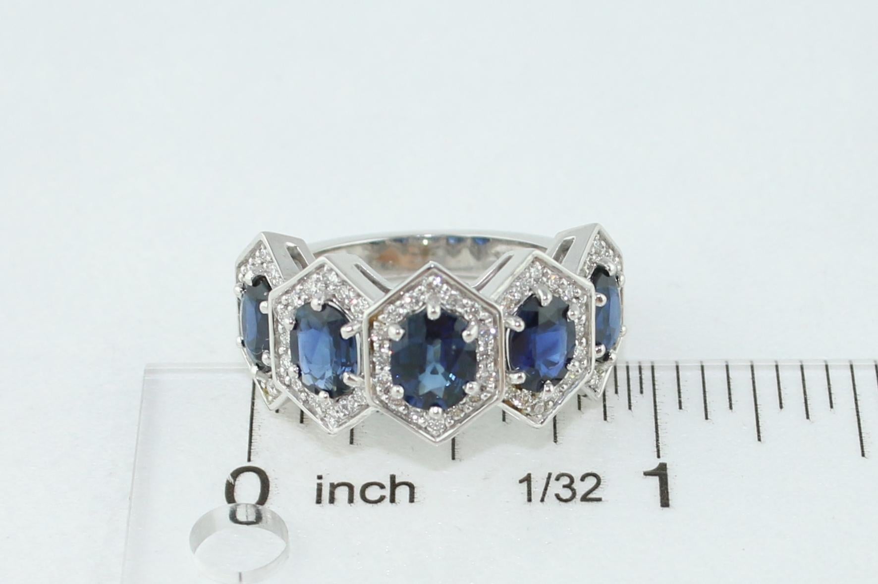Goldring mit 3,33 Karat fünf Steinen, sechseckiger blauer Saphir und Diamant im Angebot 1