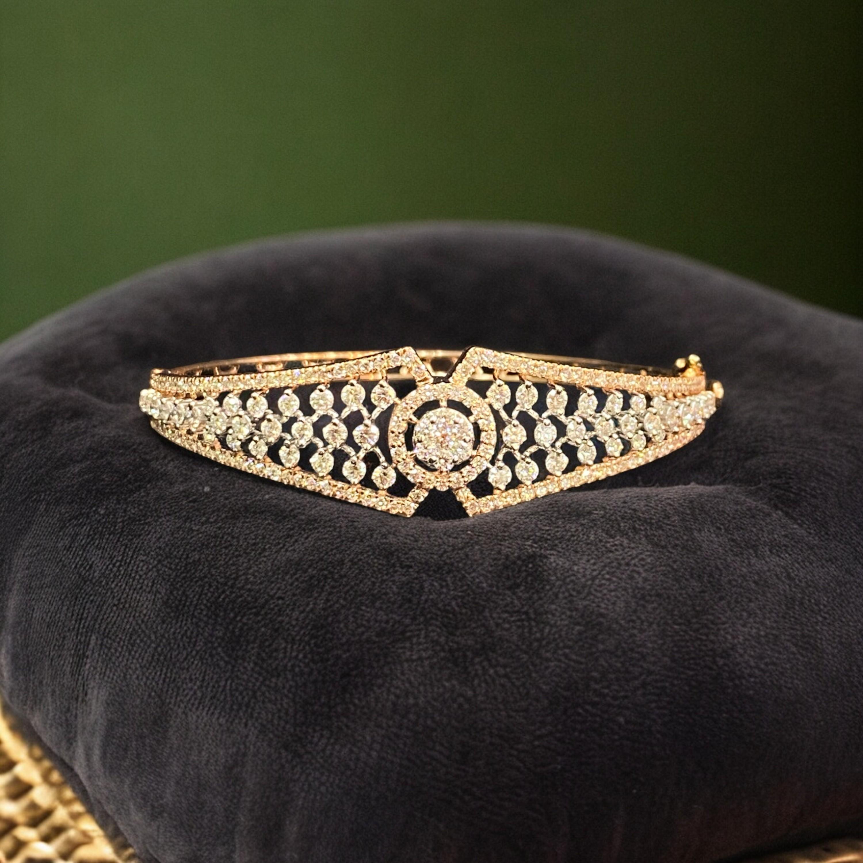 3,33 Karat F/VS1 Armband mit Scharnier aus 14 Karat Gold mit natürlichen Diamanten im runden im Brillantschliff (Zeitgenössisch) im Angebot