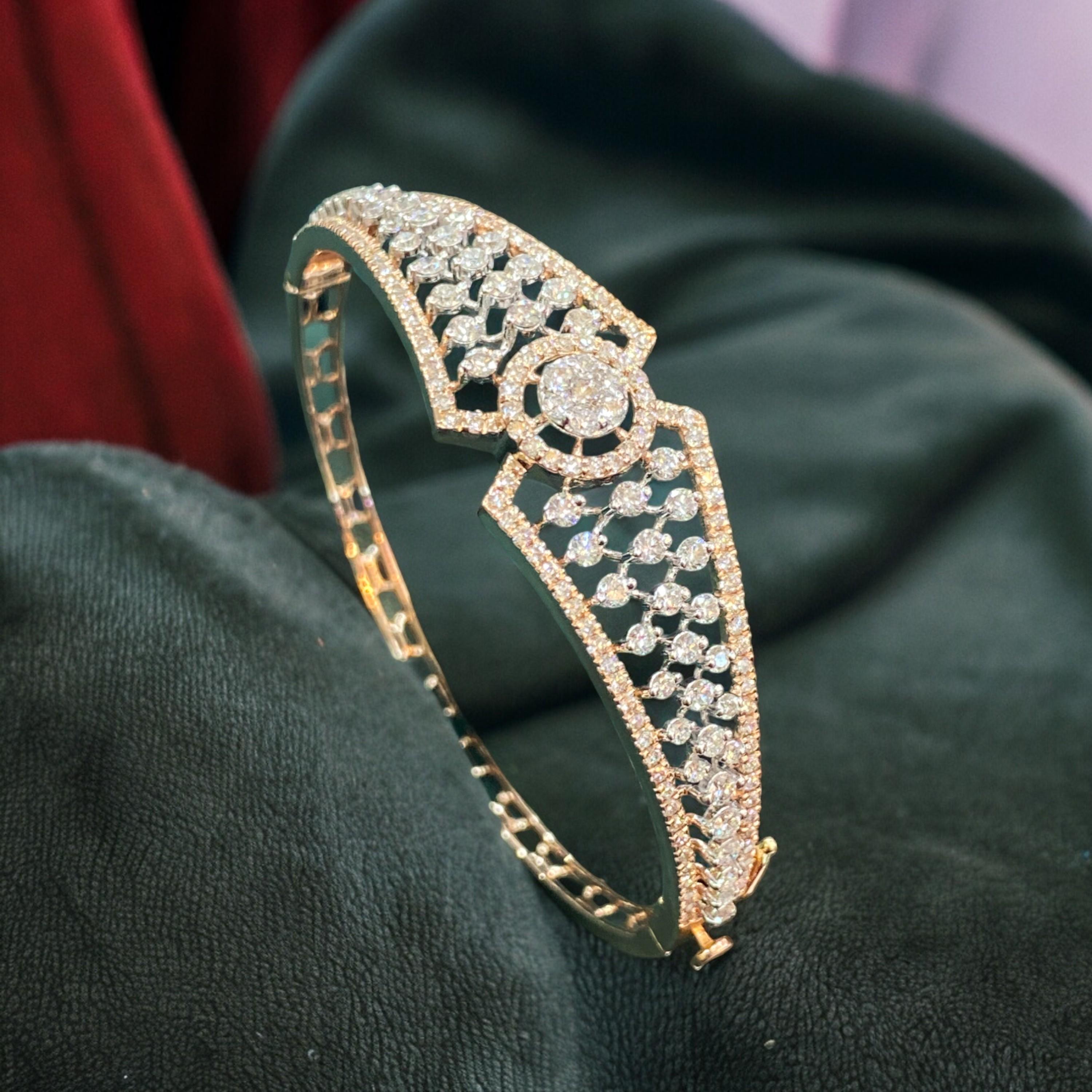 3,33 Karat F/VS1 Armband mit Scharnier aus 14 Karat Gold mit natürlichen Diamanten im runden im Brillantschliff (Rundschliff) im Angebot