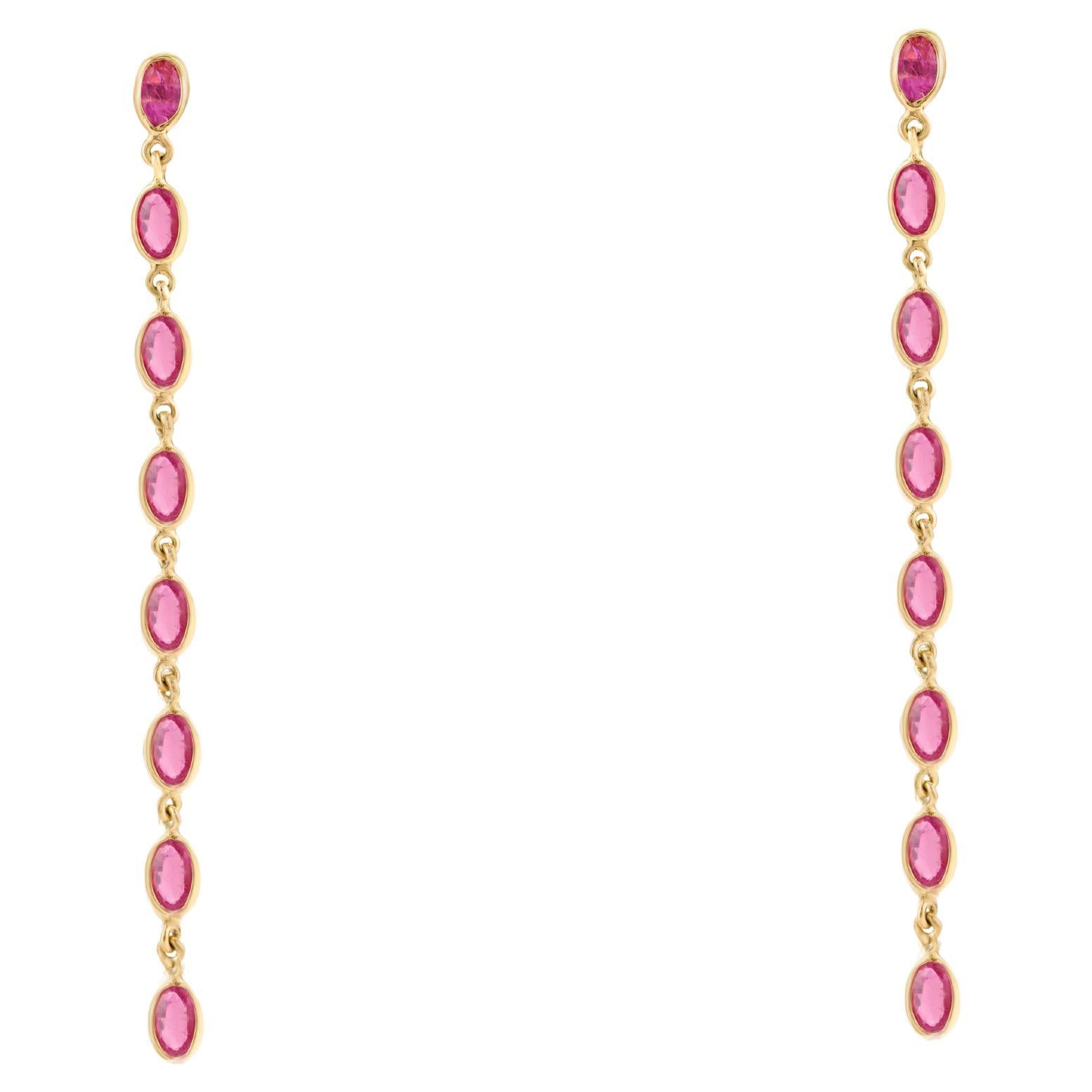 Orecchini a goccia lineari di rubino taglio ovale da 3,33 CTW con castone in oro giallo 14K