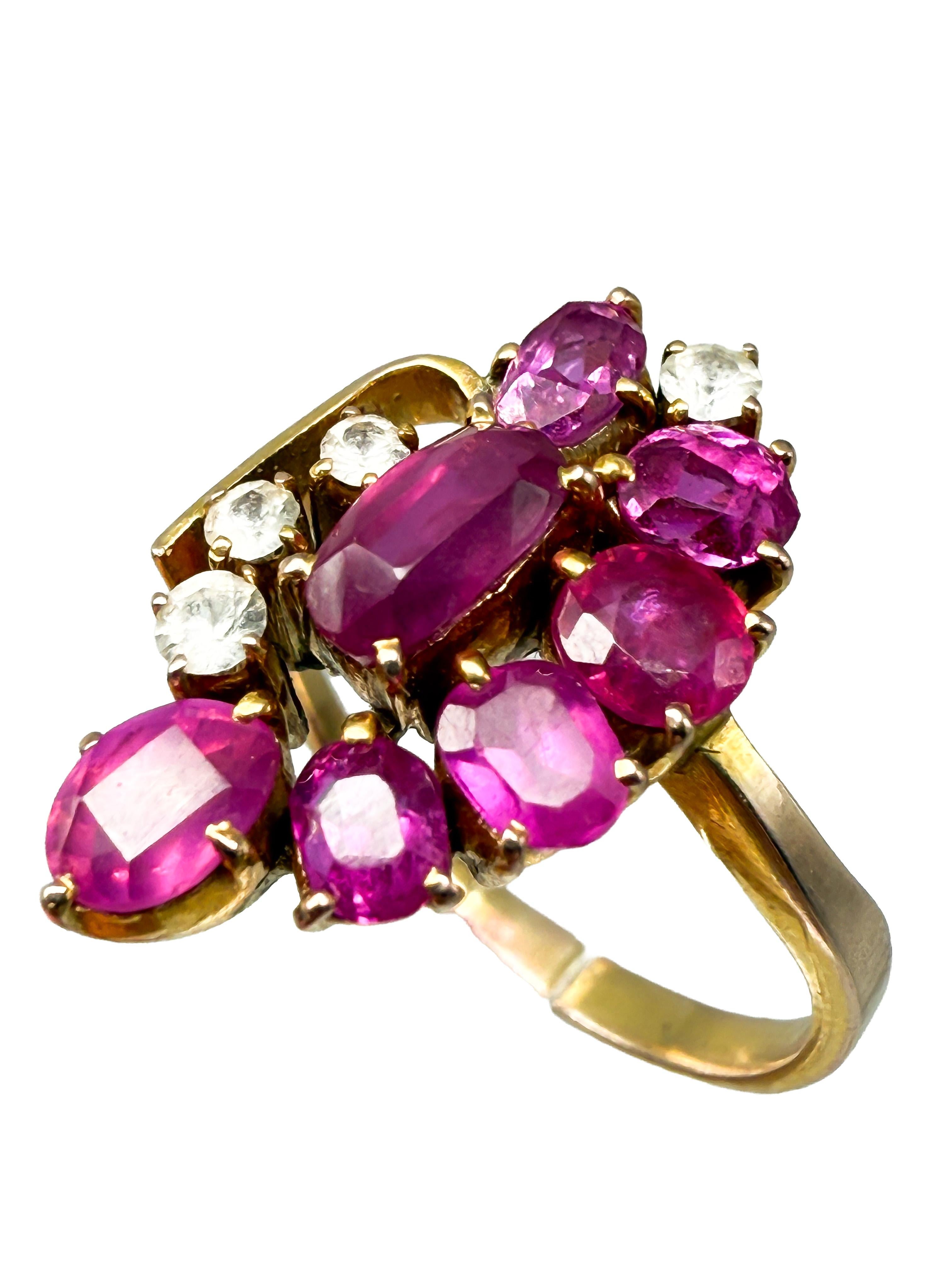 Moderne 333 bague en or jaune avec rubis et diamants en vente