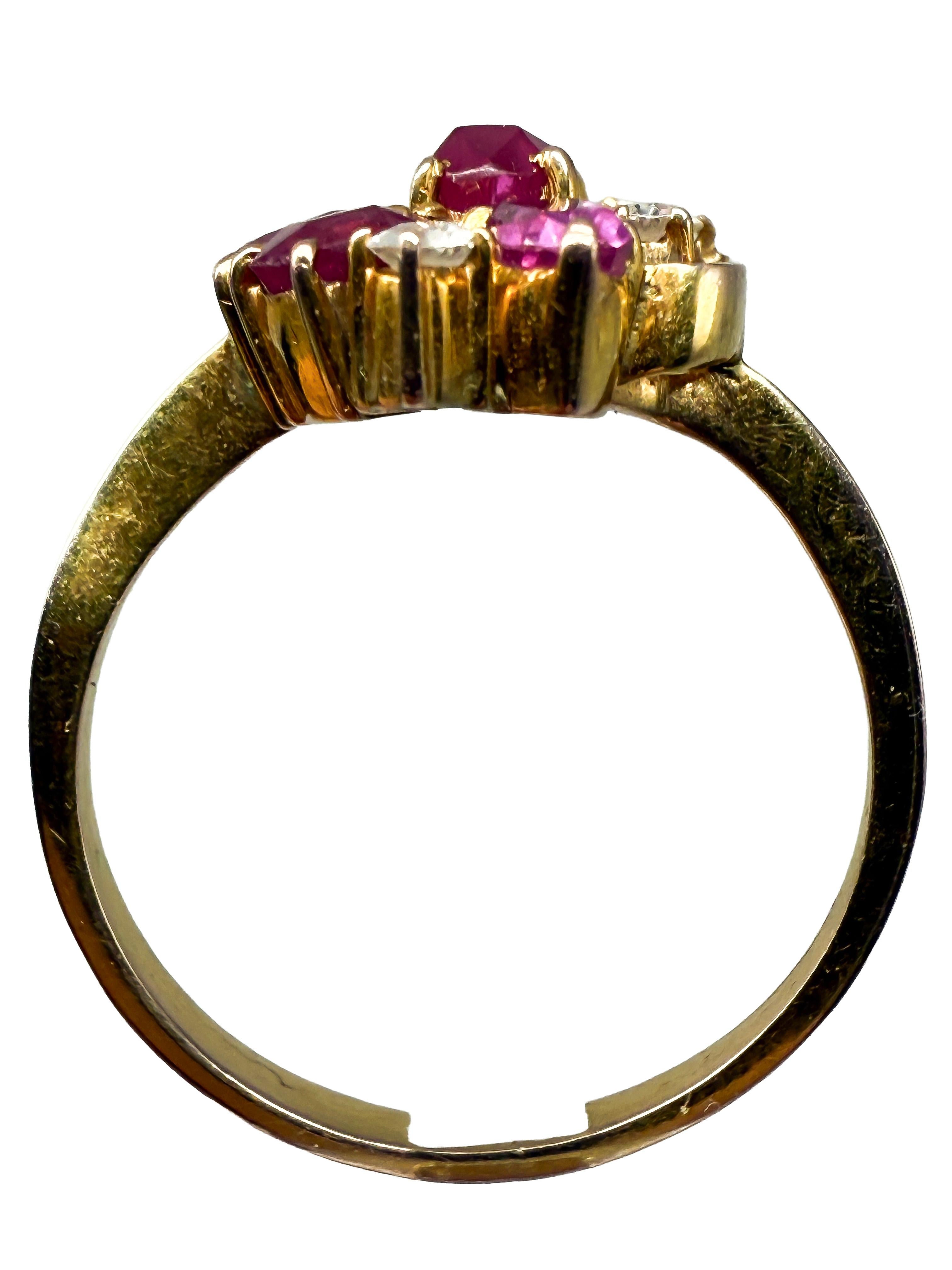 Taille ovale 333 bague en or jaune avec rubis et diamants en vente
