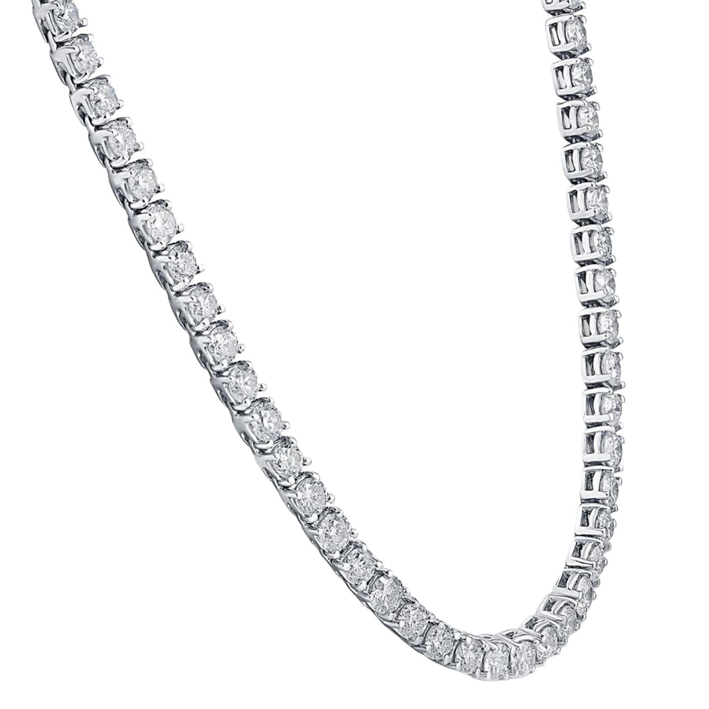 Questa squisita collana tennis di diamanti è una vetrina di brillantezza e raffinatezza. Realizzato in oro bianco 18 carati, presenta 106 diamanti naturali, ciascuno del peso di circa 0,31 carati, per un peso totale di 33,35 carati. I diamanti sono