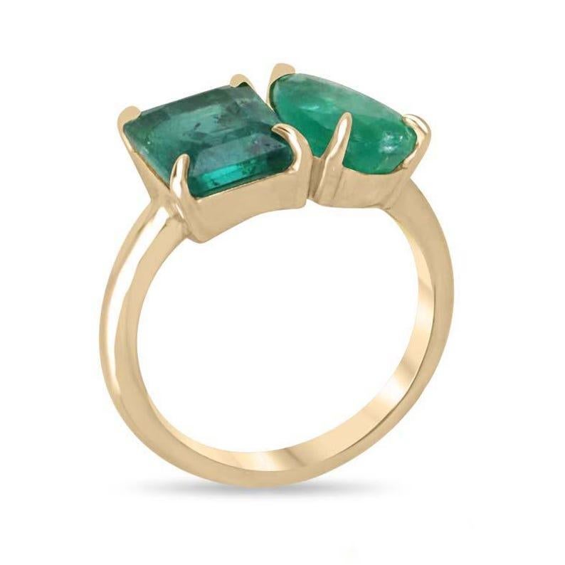 Voici notre exquise bague Toi et Moi en émeraude, composée d'une ravissante émeraude taillée en émeraude et d'une étonnante émeraude taillée en poire, toutes deux présentant des teintes vertes luxuriantes et des caractéristiques uniques telles que