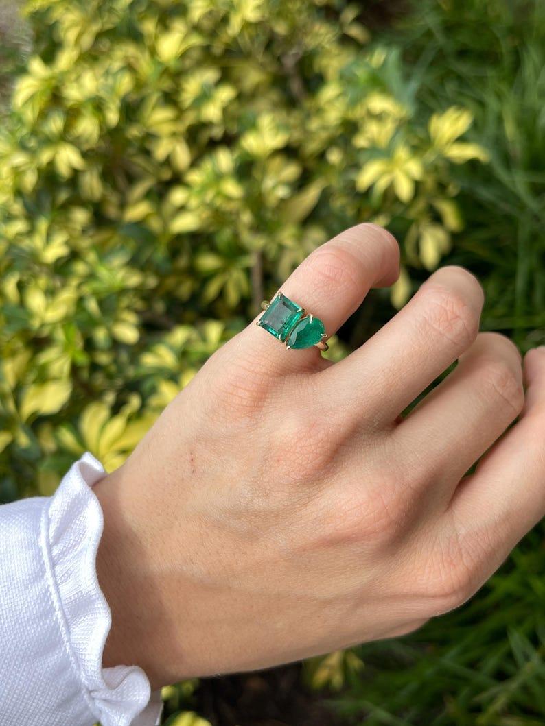 Moderne 3.33tcw 14K Emerald Cut & Pear Emerald Two-Stone Ring - Lush Green Toi et Moi en vente