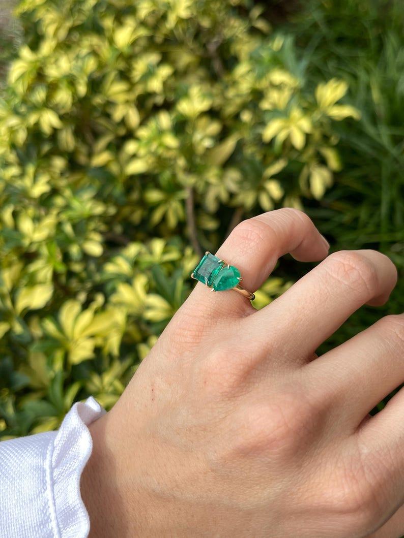 Taille poire 3.33tcw 14K Emerald Cut & Pear Emerald Two-Stone Ring - Lush Green Toi et Moi en vente