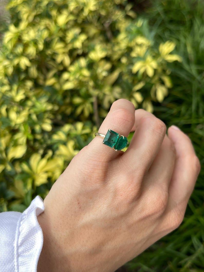 3.33tcw 14K Emerald Cut & Pear Emerald Two-Stone Ring - Lush Green Toi et Moi Neuf - En vente à Jupiter, FL