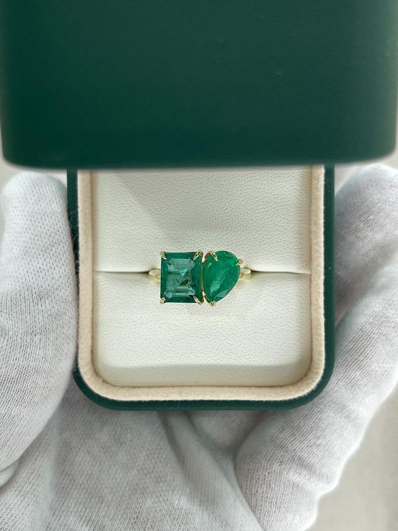 3.33tcw 14K Emerald Cut & Pear Emerald Two-Stone Ring - Lush Green Toi et Moi en vente 1