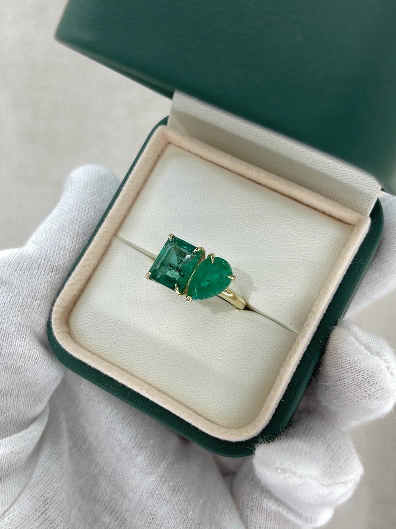 3.33tcw 14K Emerald Cut & Pear Emerald Two-Stone Ring - Lush Green Toi et Moi en vente 3